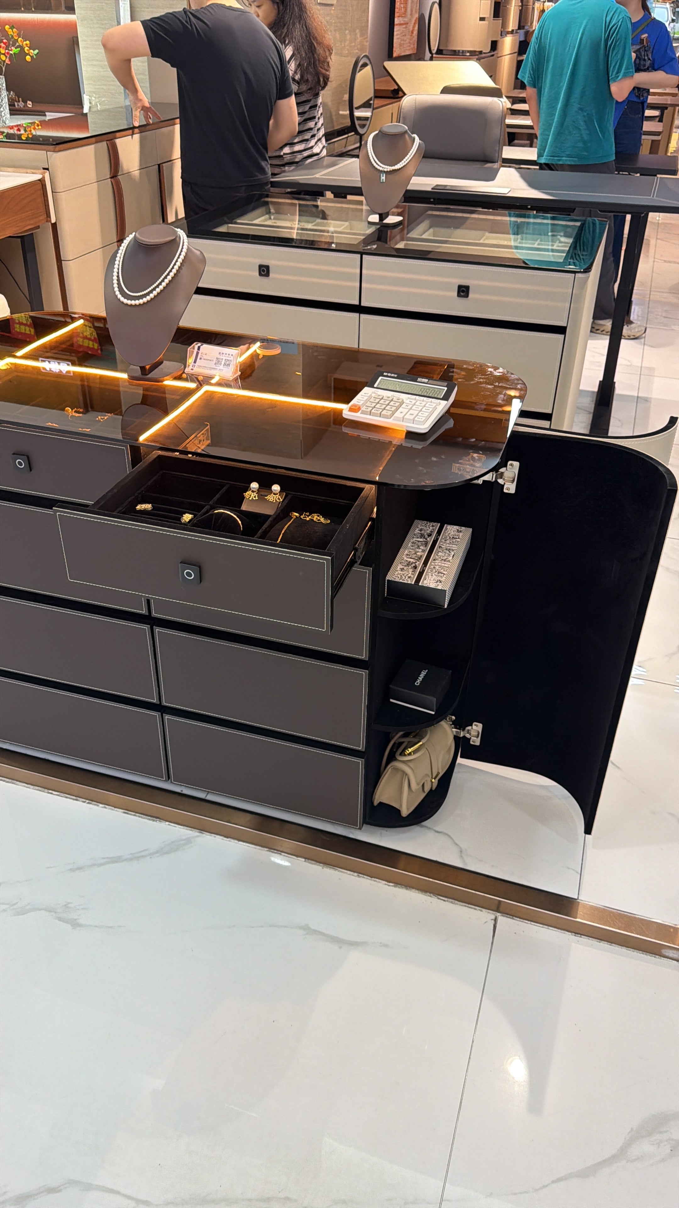 Buffet en laque noire galbée et façades cuir matelassé, plateau verre éclairé LED – Sonia