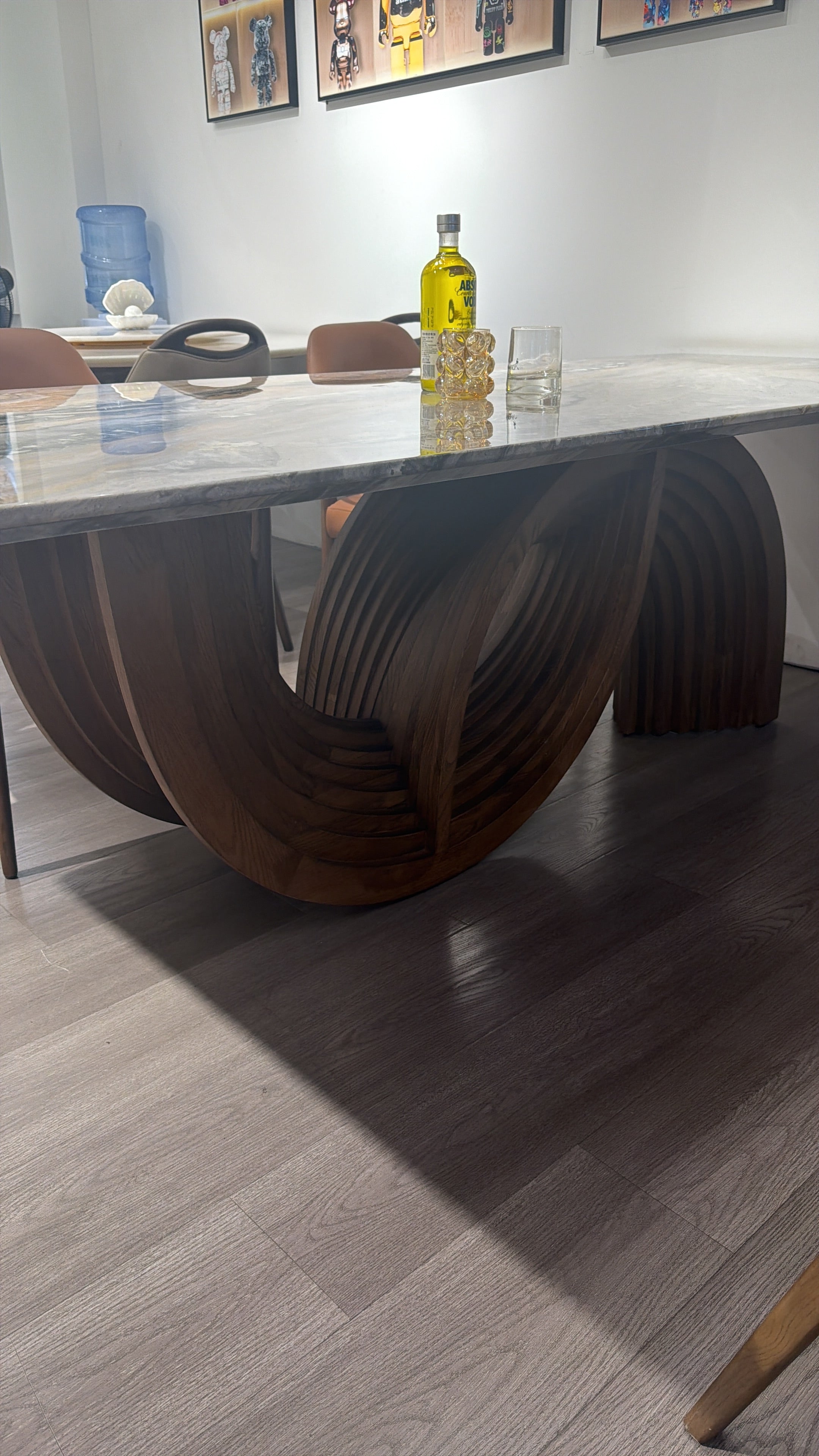 Table à manger plateau en marbre veiné et piètement sculptural en bois massif – Zénoza