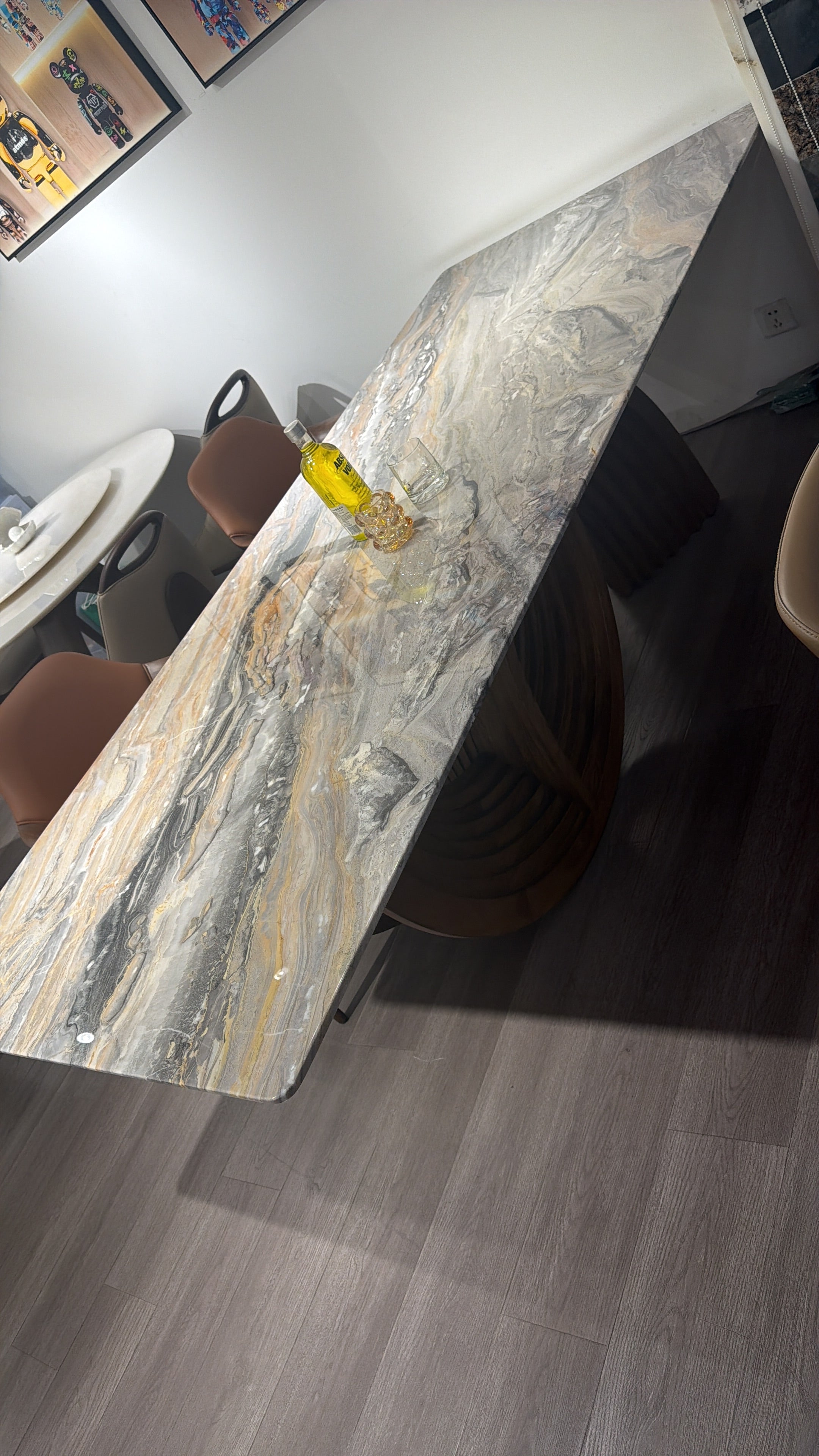 Table à manger plateau en marbre veiné et piètement sculptural en bois massif – Zénoza