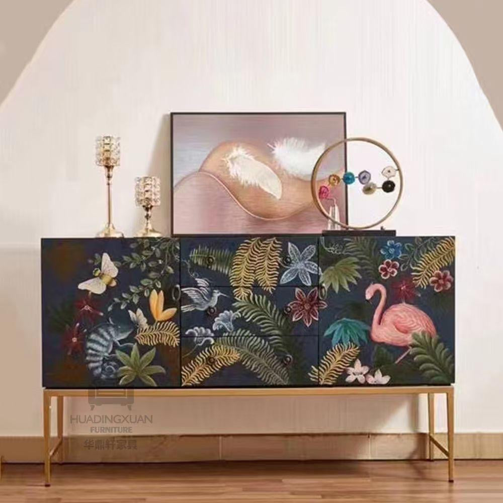 Buffet en bois laqué à motifs tropicaux peints et piètement métal doré – Évasion Tropicale