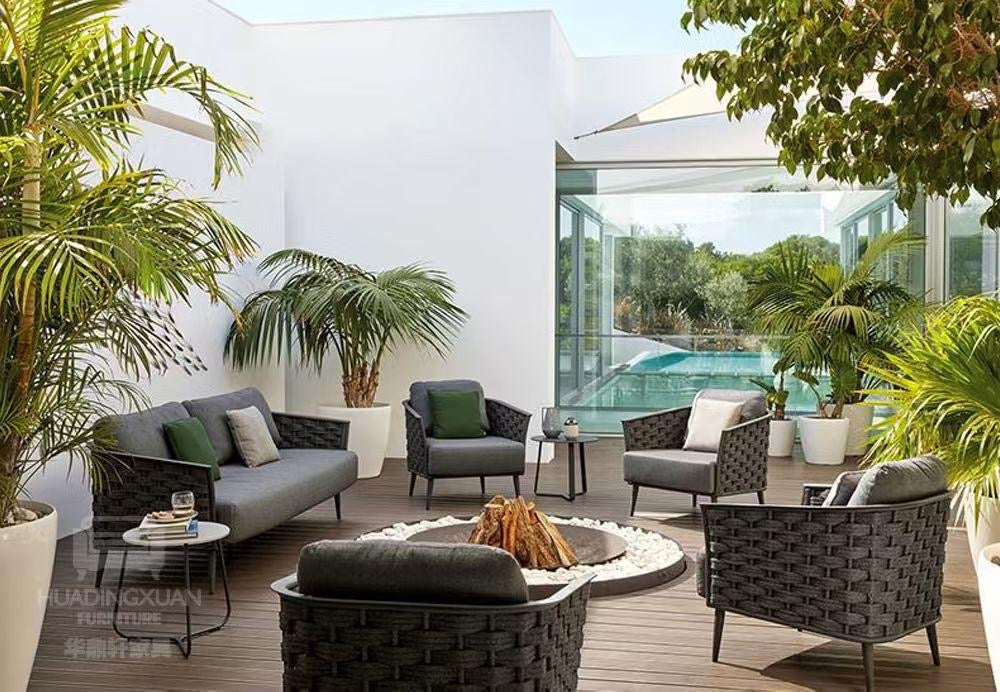 Salon de jardin 6 pièces en résine tressée noire avec table feu – Oasis Prestige