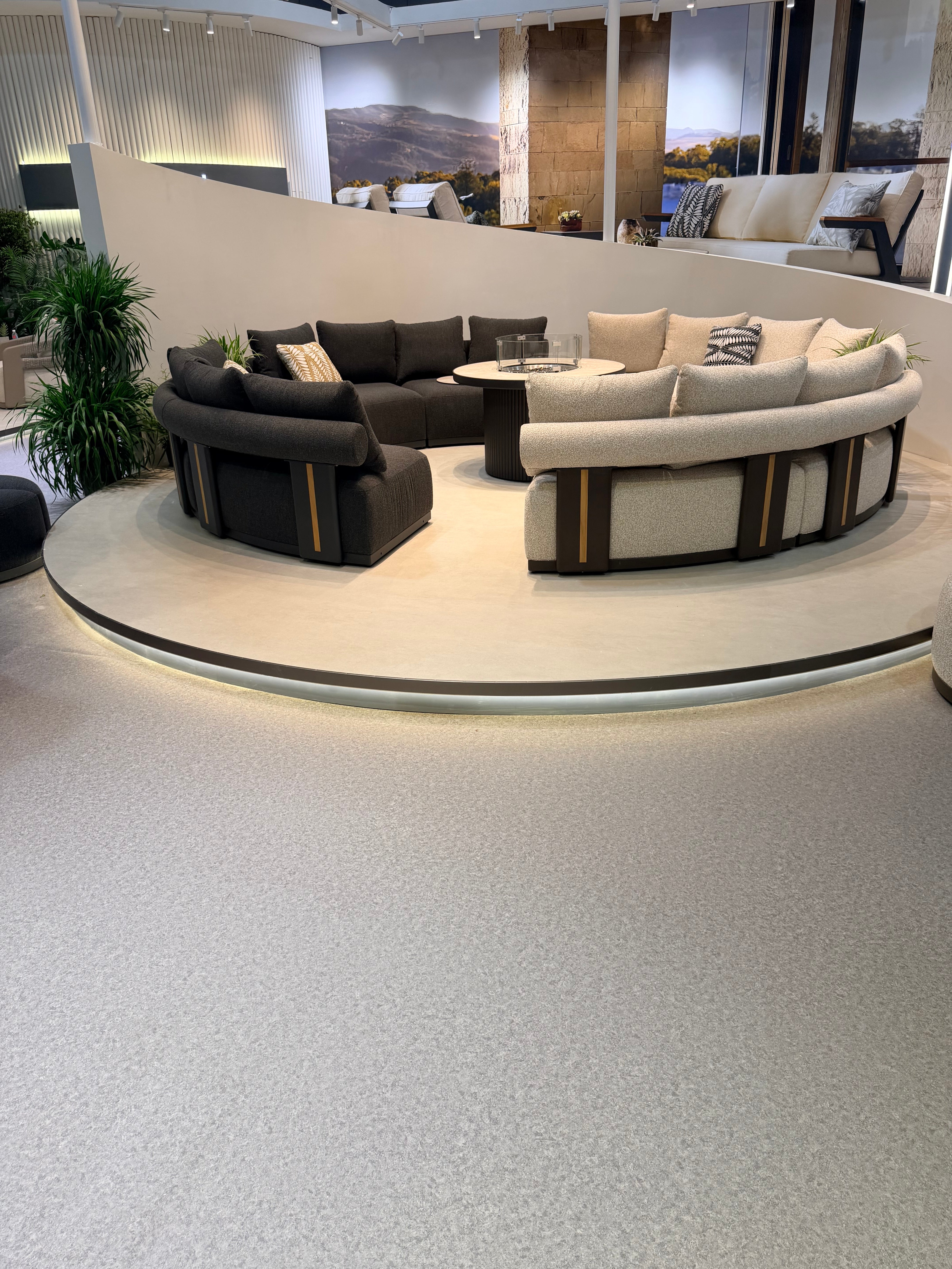 Salon d'extérieur modulaire en tissu bouclette et métal à inserts laiton – Fire Circle
