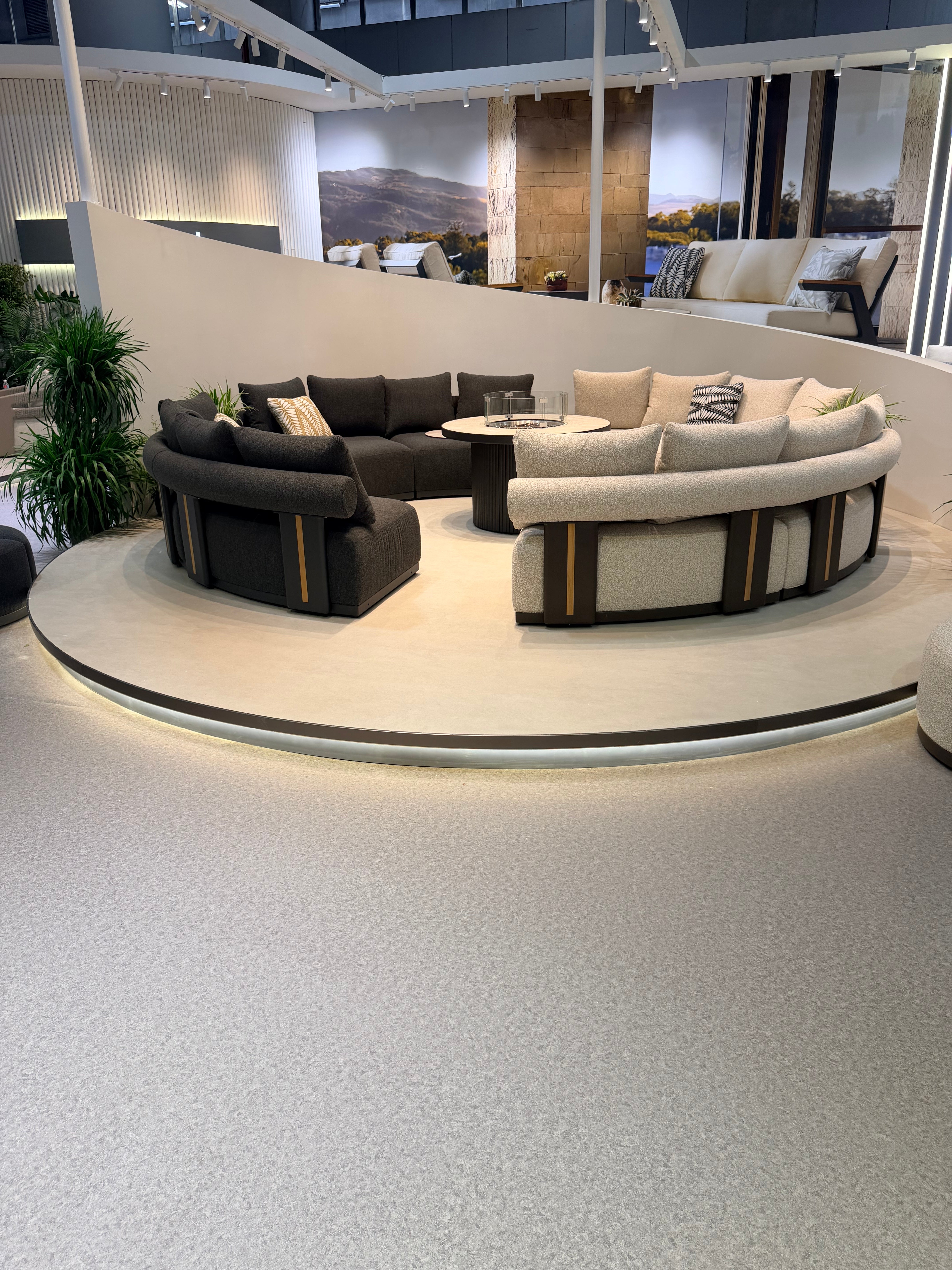 Salon d'extérieur modulaire en tissu bouclette et métal à inserts laiton – Fire Circle