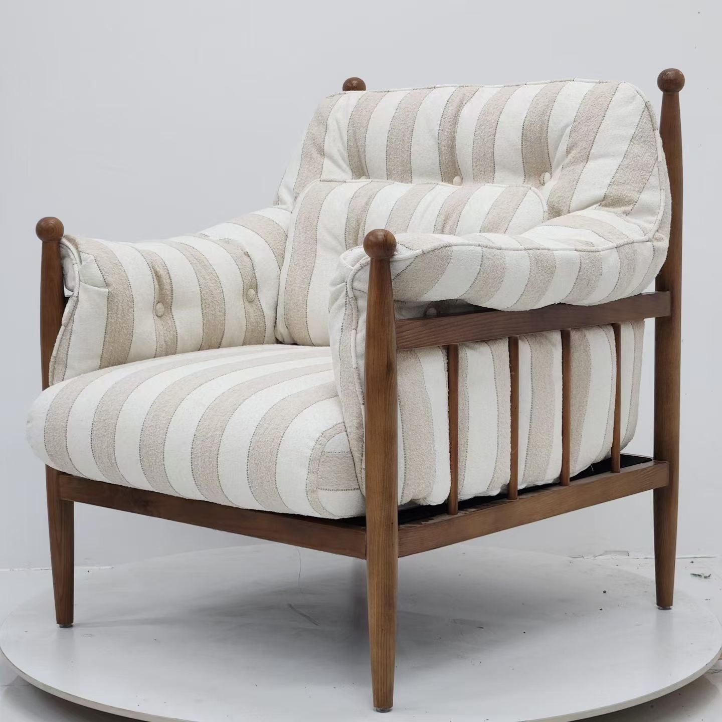 Fauteuil Lounge en Bois Massif à Finials Sculptés et Tissu Bouclette Rayé