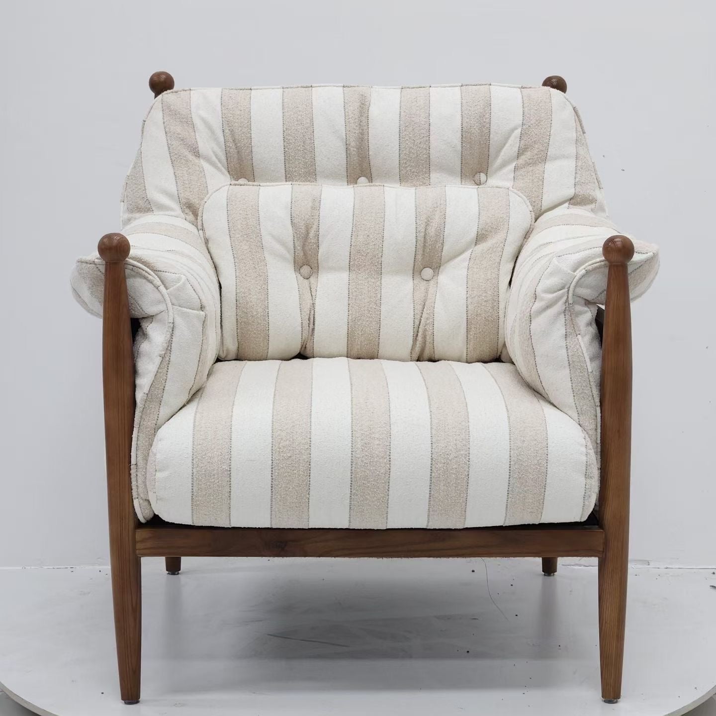 Fauteuil Lounge en Bois Massif à Finials Sculptés et Tissu Bouclette Rayé
