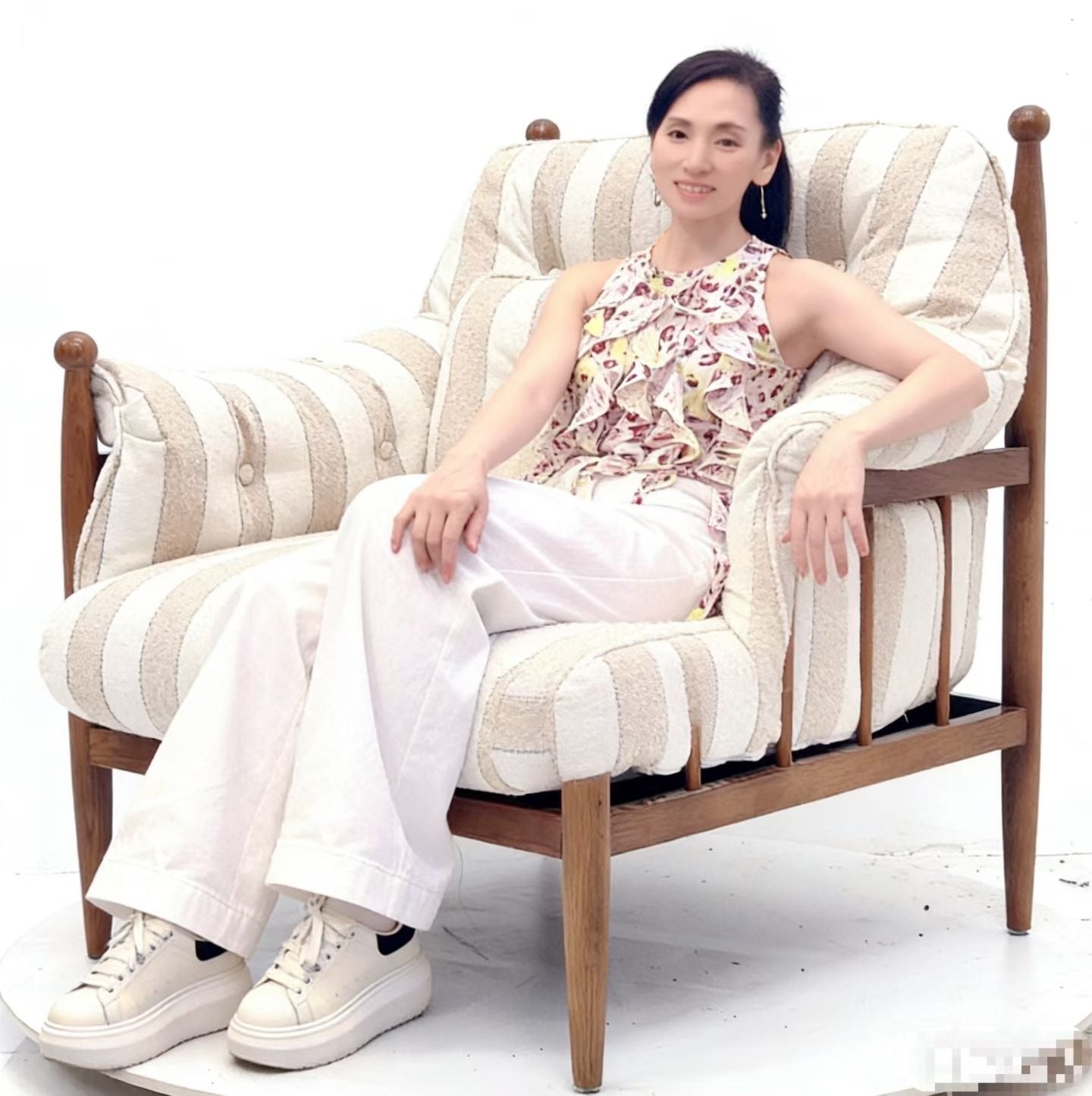 Fauteuil Lounge en Bois Massif à Finials Sculptés et Tissu Bouclette Rayé