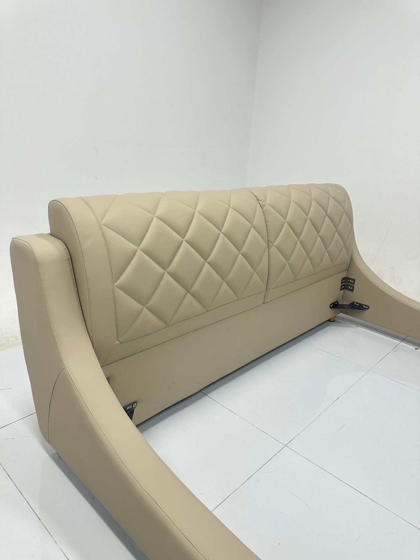 Lit capitonné en cuir synthétique à tête enveloppante – Collection Vasto