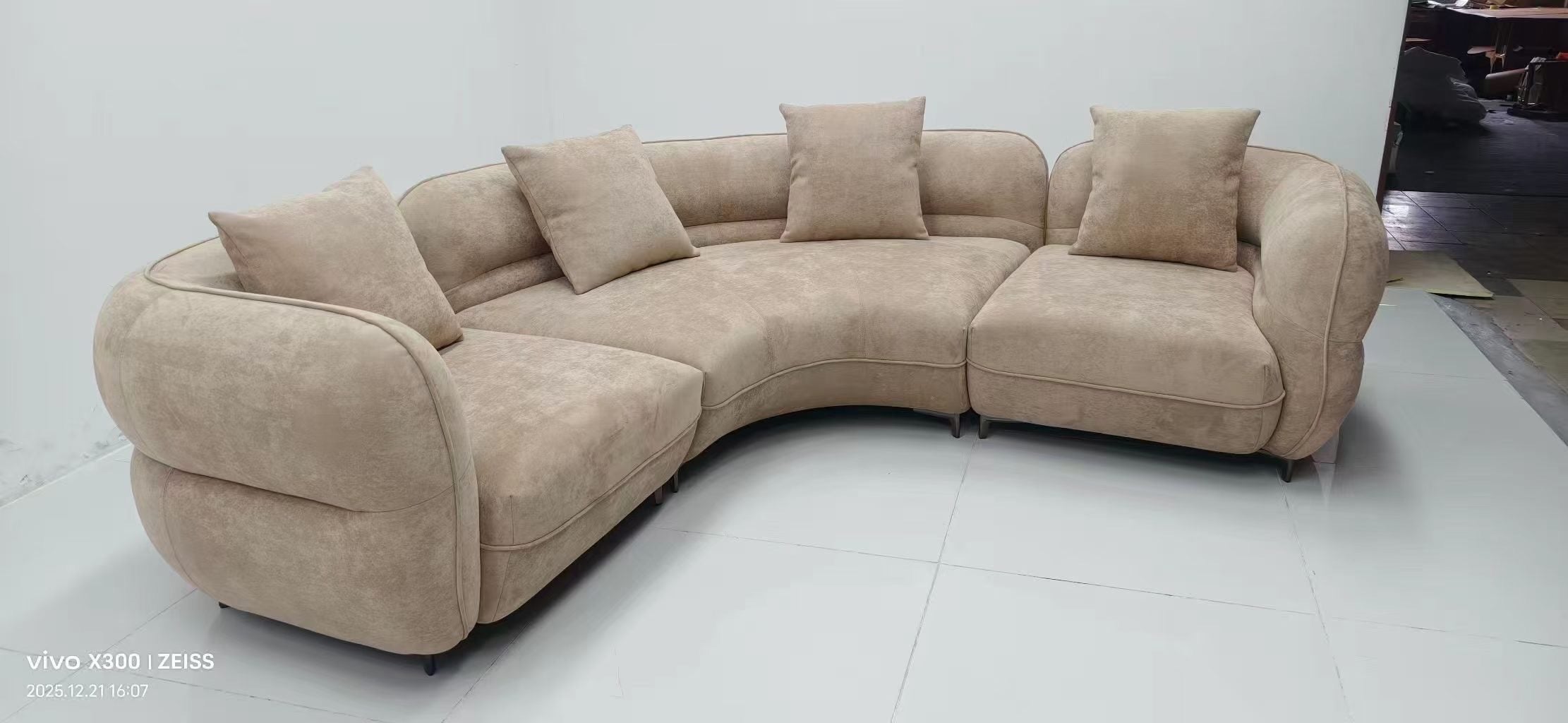 Canapé d'angle arrondi en velours beige sable / Par module