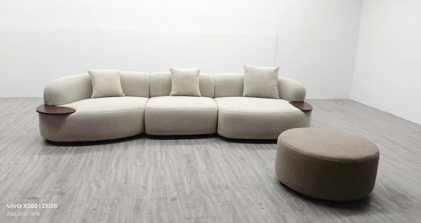 Canapé d'angle modulable en tissu bouclé écru à tablettes bois intégrées