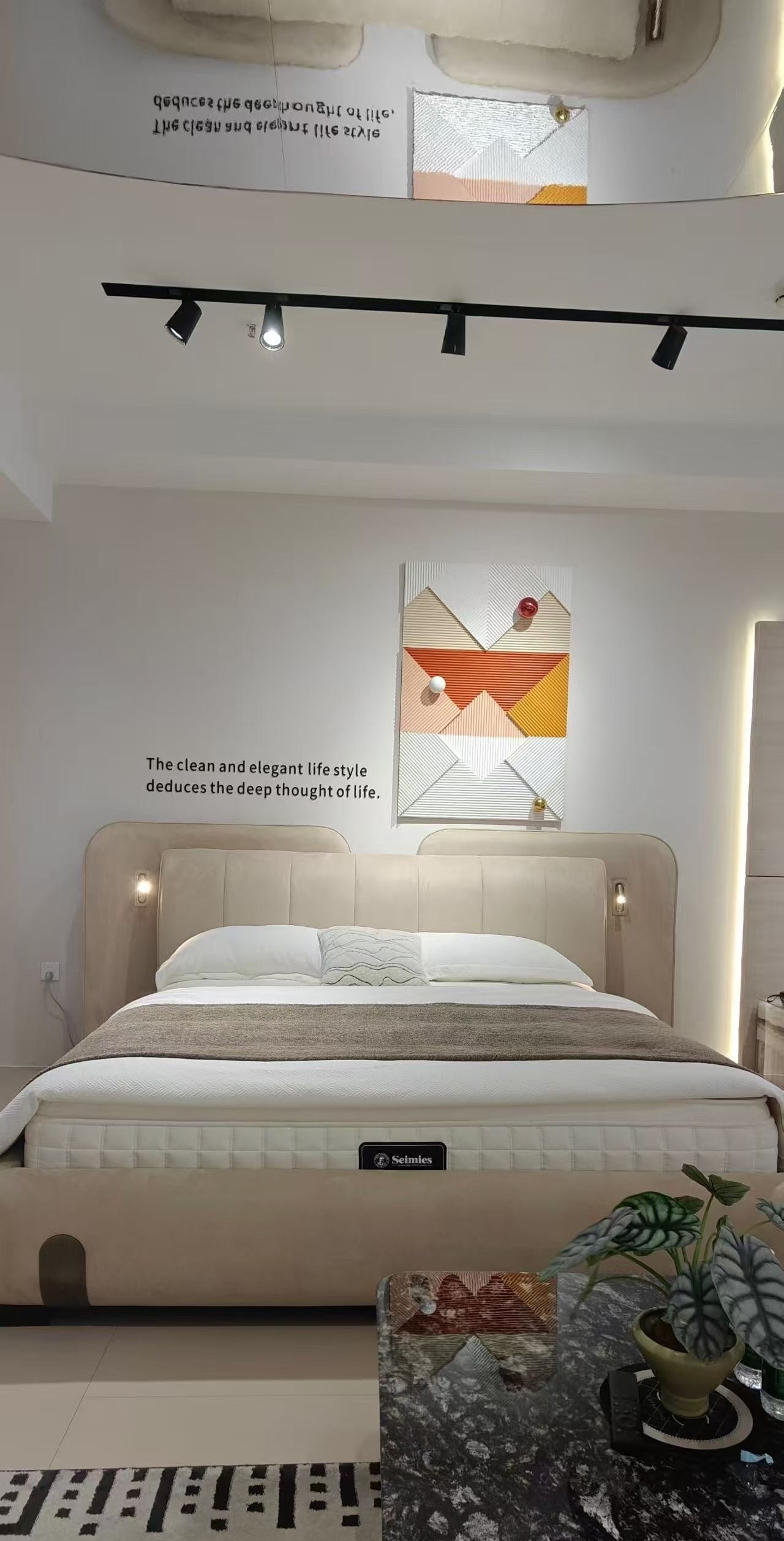 Lit capitonné en velours beige à têtière enveloppante et liseuses LED intégrées – Lumea