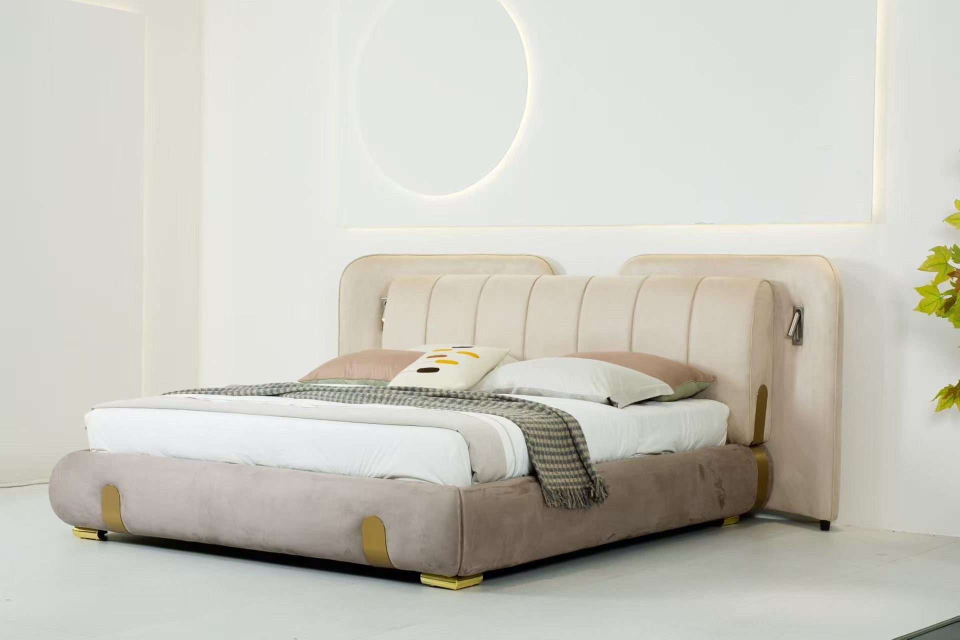 Lit capitonné en velours beige à têtière enveloppante et liseuses LED intégrées – Lumea