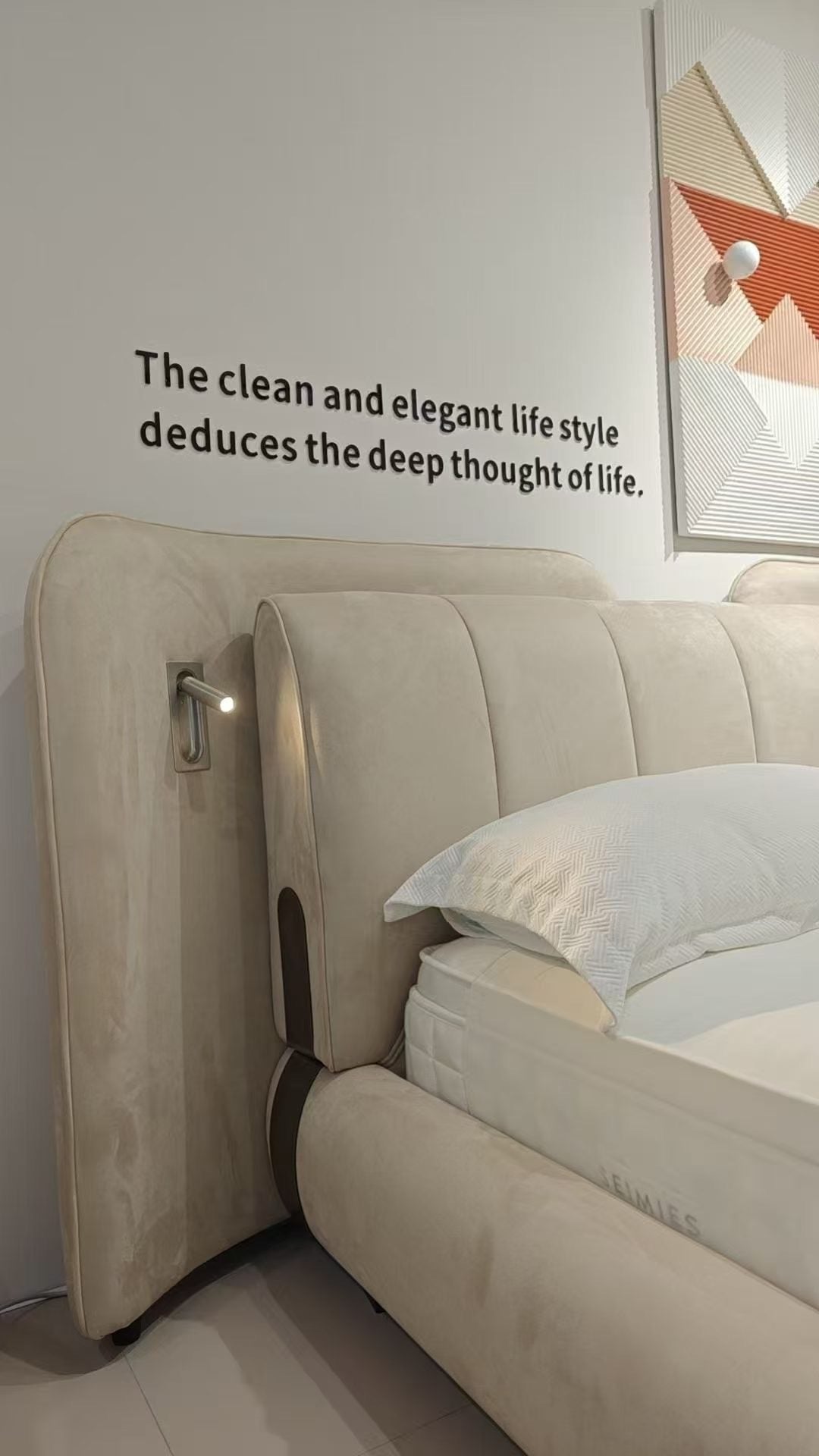 Lit capitonné en velours beige à têtière enveloppante et liseuses LED intégrées – Lumea