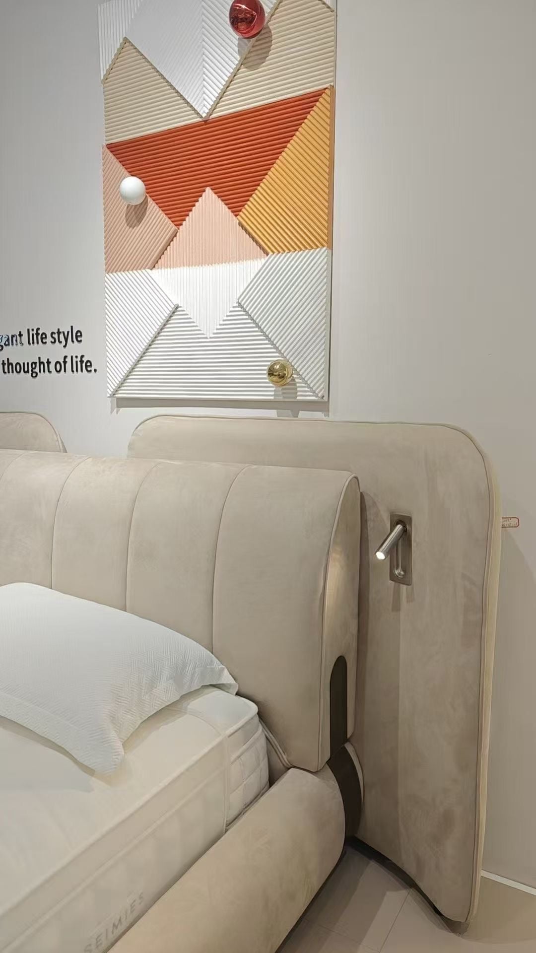 Lit capitonné en velours beige à têtière enveloppante et liseuses LED intégrées – Lumea