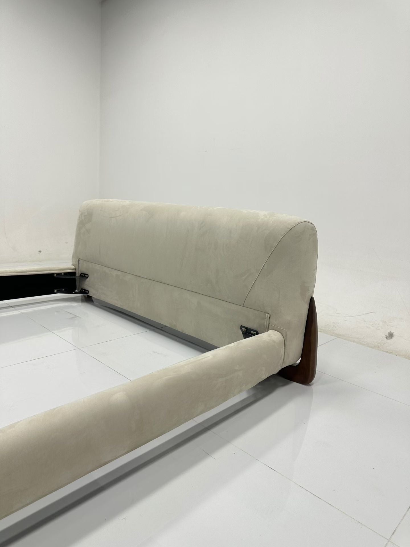 Lit en velours sable, tête asymétrique et pieds en bois massif sculpté – Nova Sand
