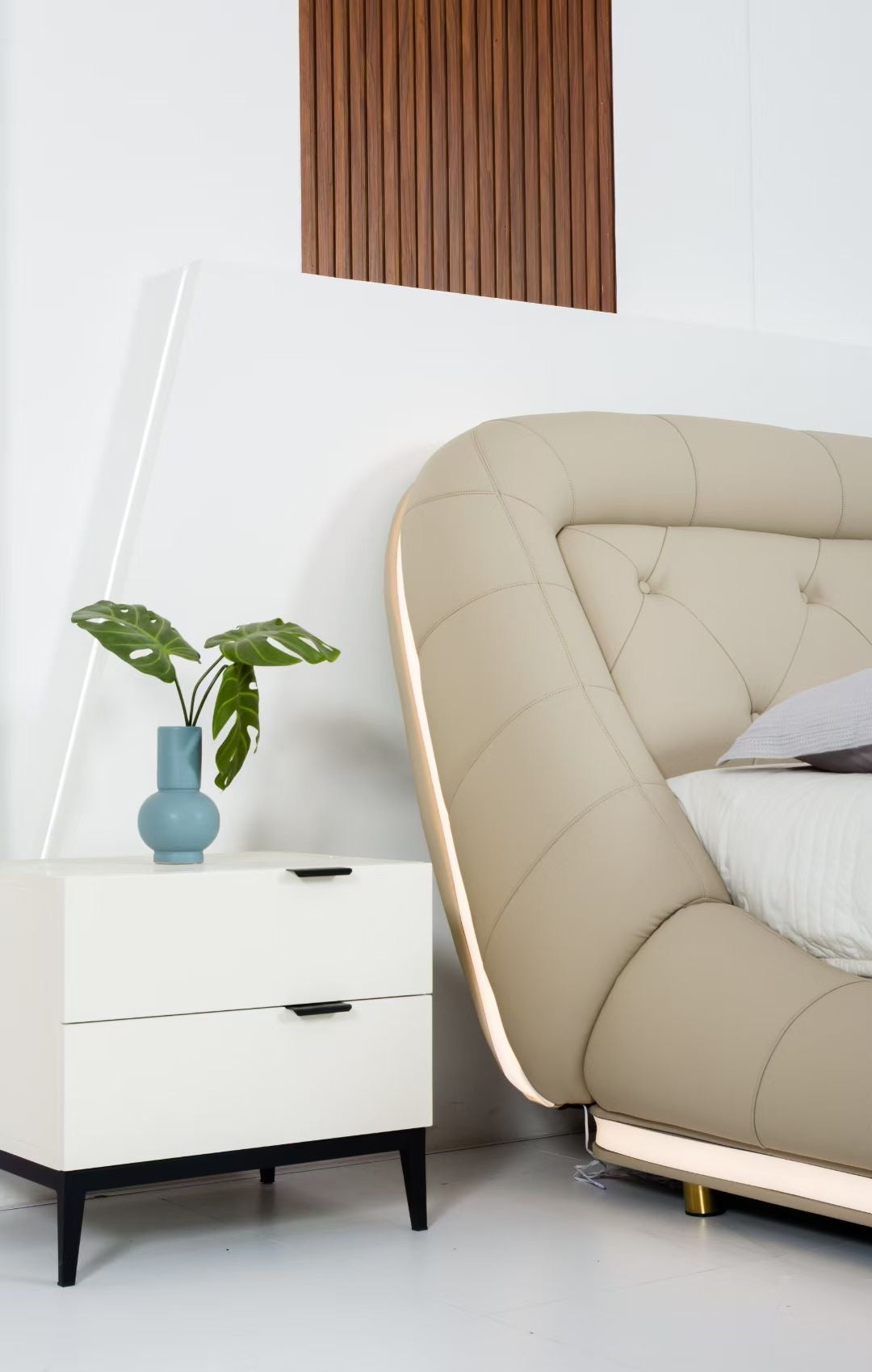 Lit capitonné en cuir beige avec liseré bois et LED intégrée – Aurea Light