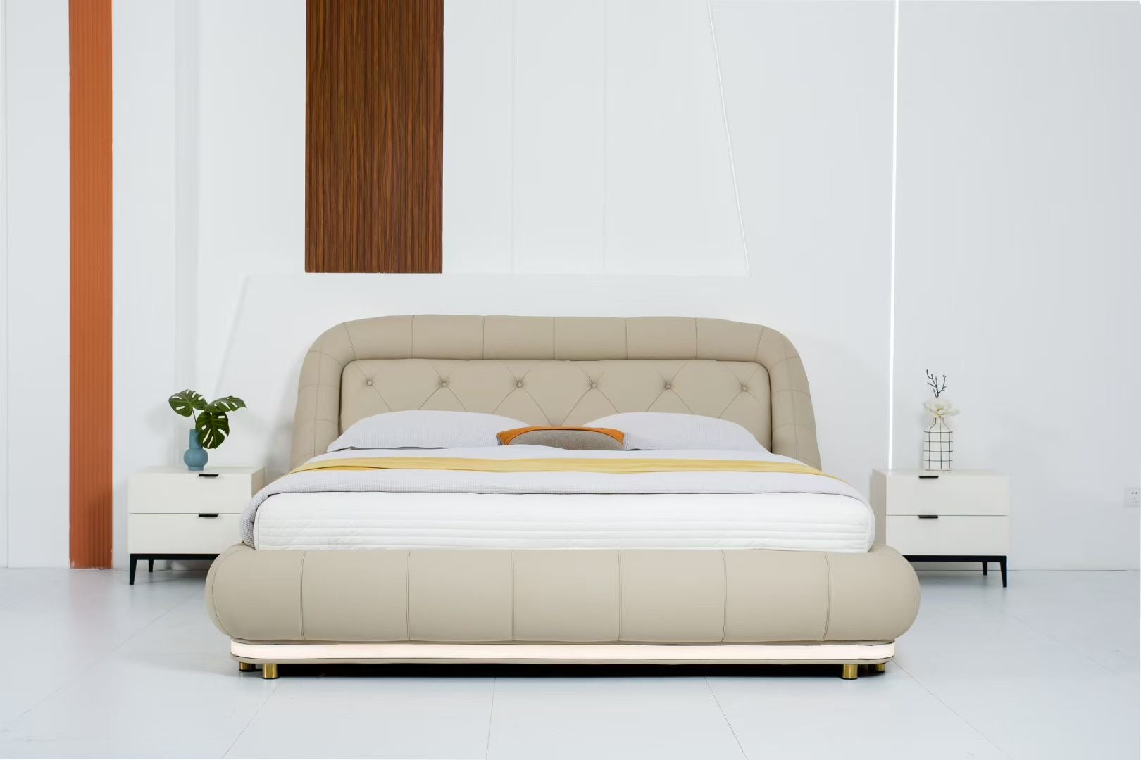 Lit capitonné en cuir beige avec liseré bois et LED intégrée – Aurea Light