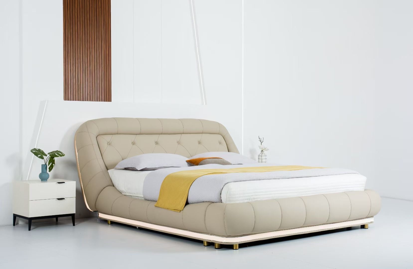 Lit capitonné en cuir beige avec liseré bois et LED intégrée – Aurea Light