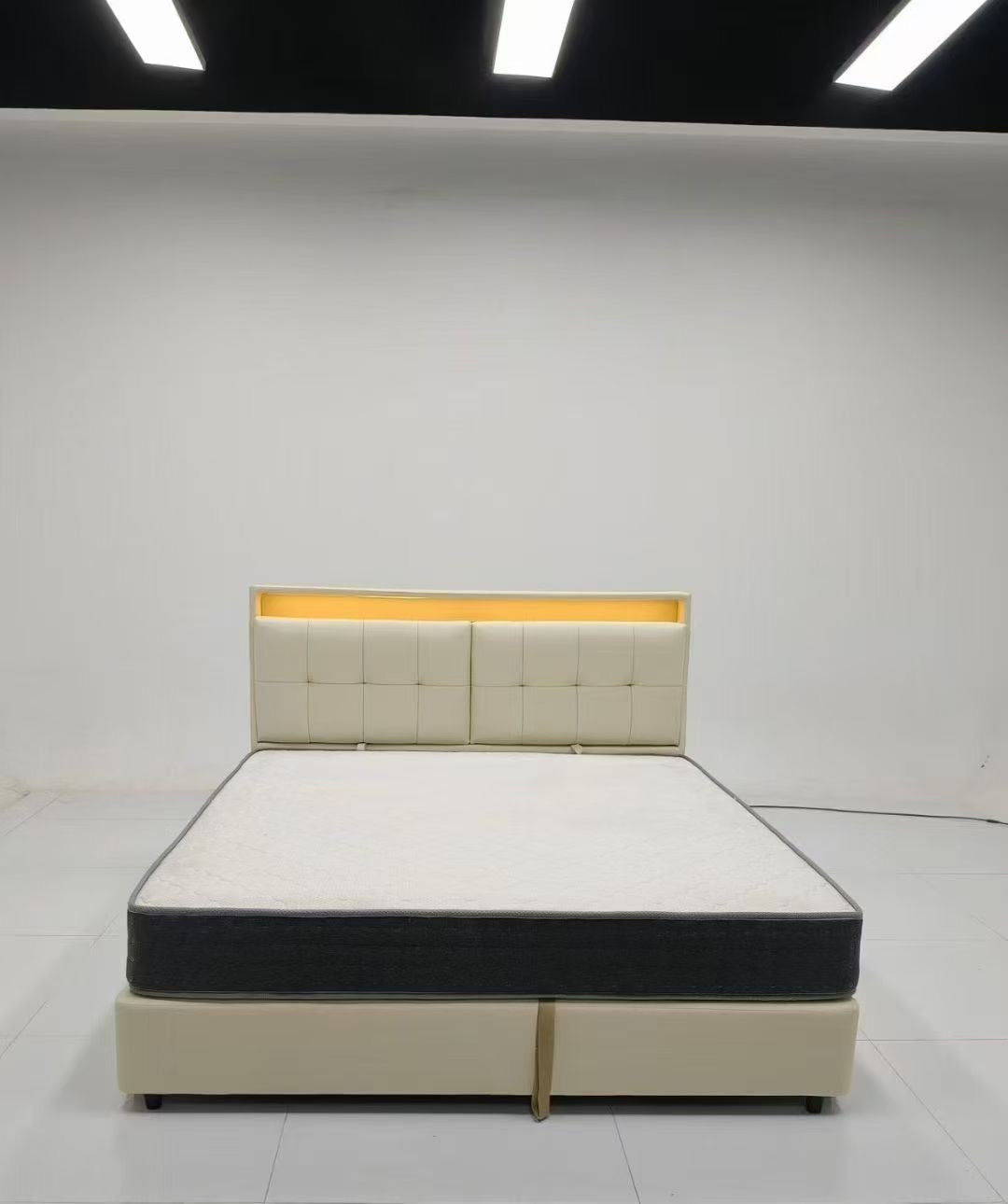 Lit coffre capitonné en simili cuir ivoire avec tête de lit LED – Lux Storage