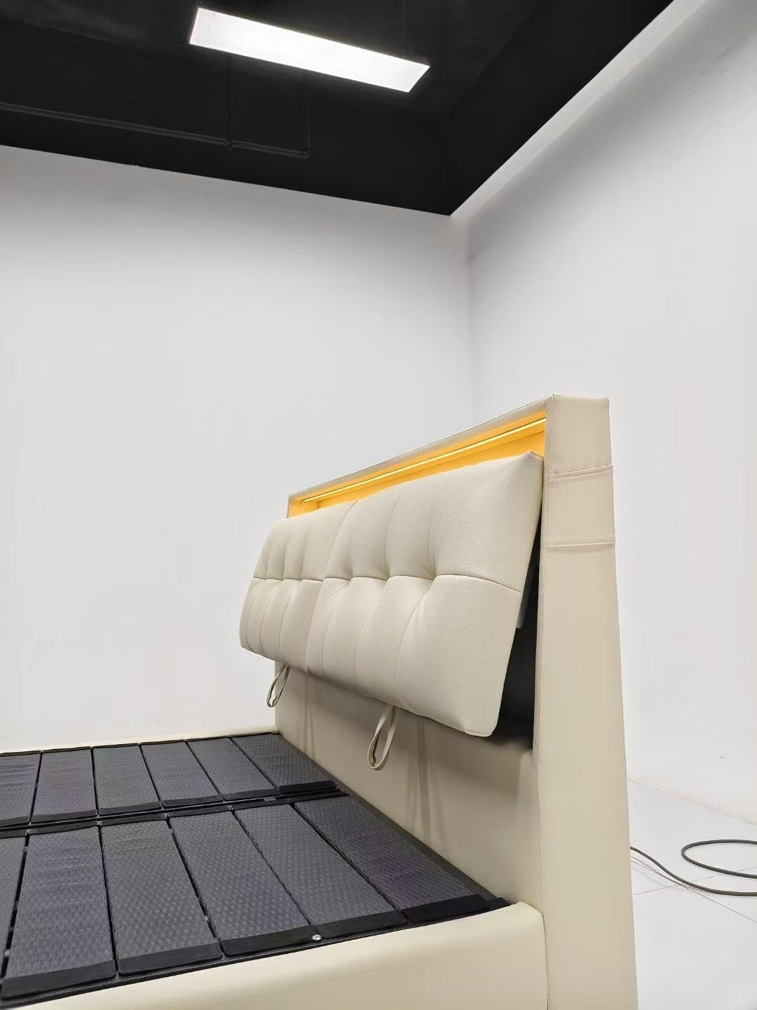 Lit coffre capitonné en simili cuir ivoire avec tête de lit LED – Lux Storage