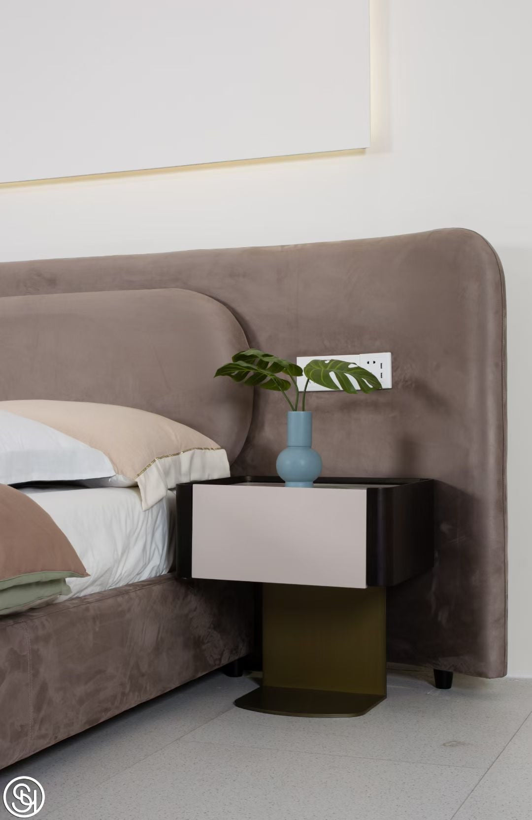 Lit capitonné en velours taupe à chevets intégrés flottants – Cocoon