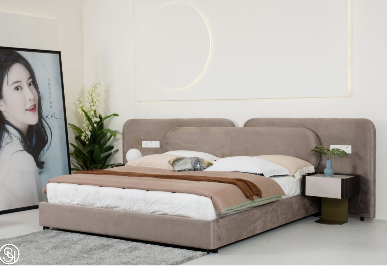 Lit capitonné en velours taupe à chevets intégrés flottants – Cocoon