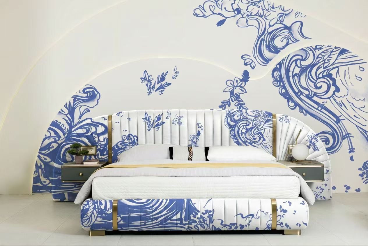 Lit capitonné motif porcelaine bleue et laiton avec chevets intégrés – Imperial Art Edition
