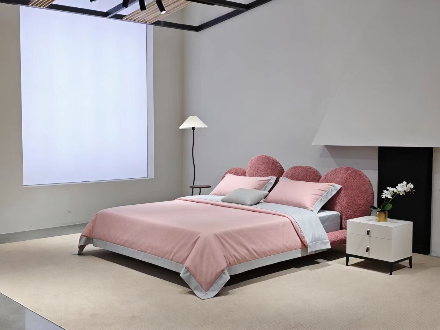 Lit en bouclé rose à tête de lit sculptée façon nuage – Soft Cloud Pink