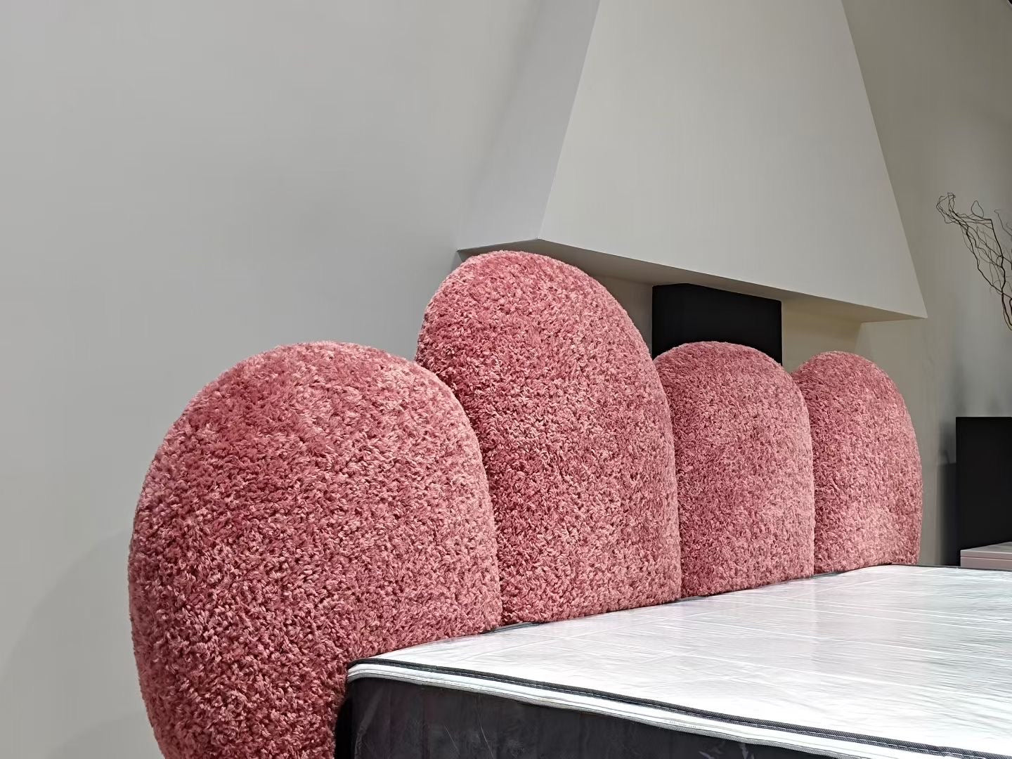 Lit en bouclé rose à tête de lit sculptée façon nuage – Soft Cloud Pink