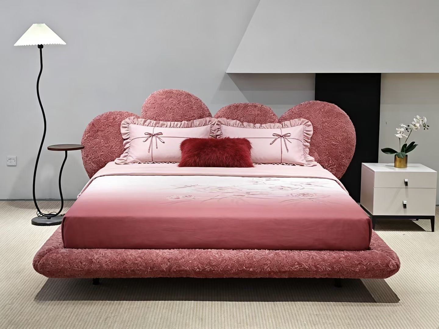 Lit en bouclé rose à tête de lit sculptée façon nuage – Soft Cloud Pink