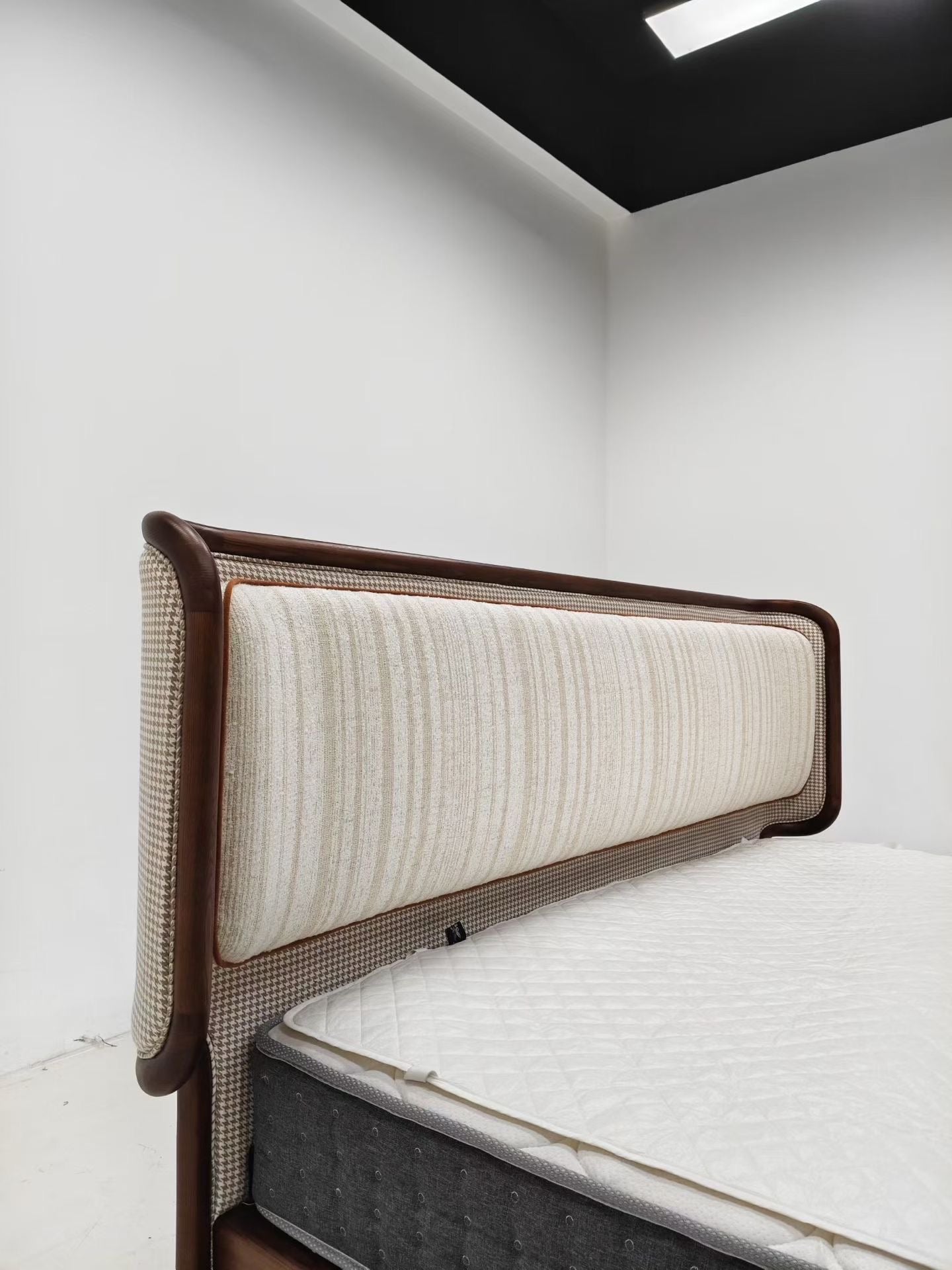 Lit tête de lit en bois foncé et tissu bouclé rayé – Classic Heritage