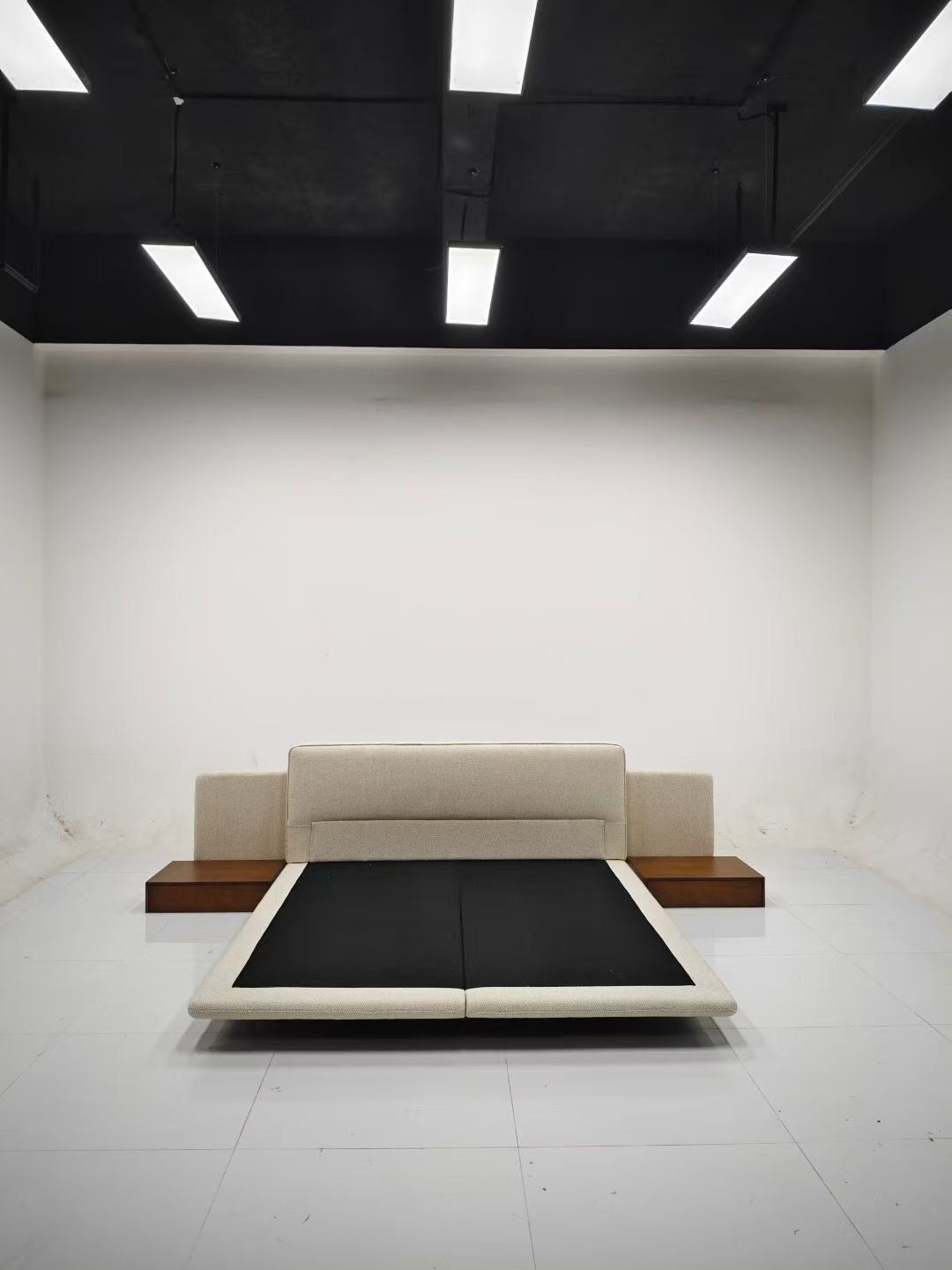 Lit design bas en tissu bouclé écru et chevets intégrés en bois – Minimalist Suite