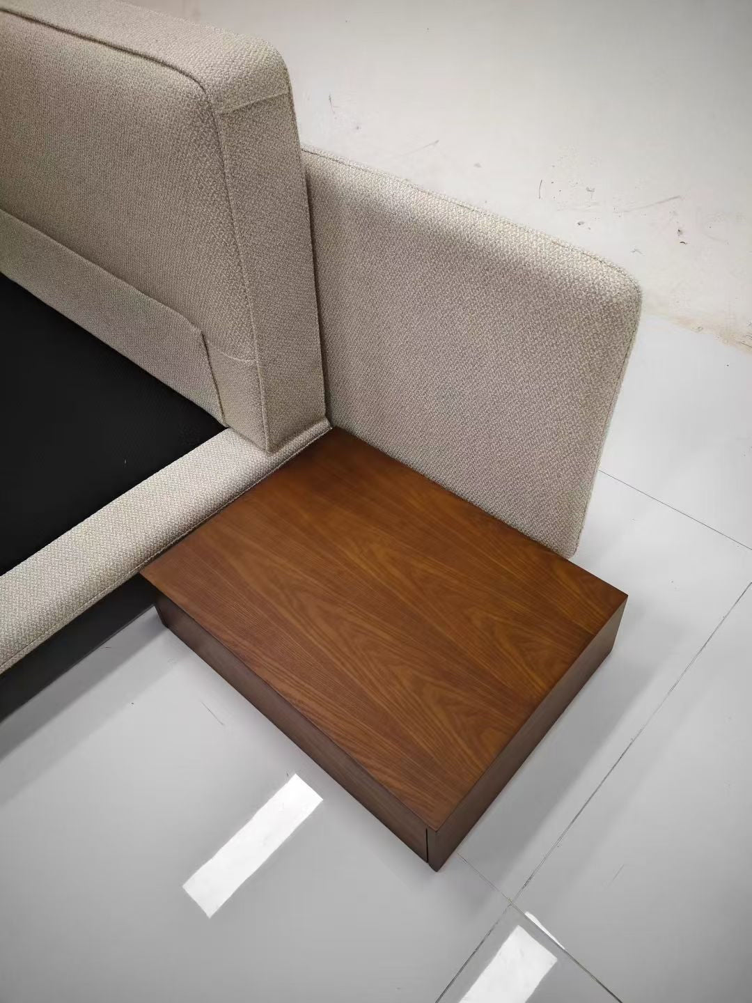 Lit design bas en tissu bouclé écru et chevets intégrés en bois – Minimalist Suite