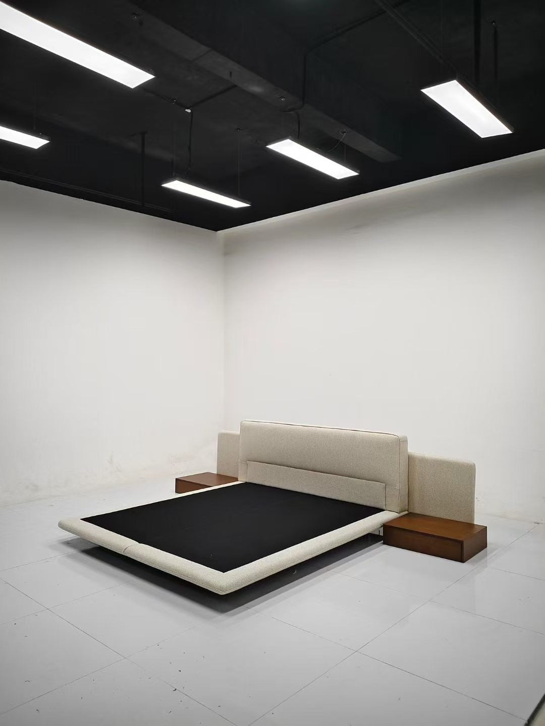 Lit design bas en tissu bouclé écru et chevets intégrés en bois – Minimalist Suite