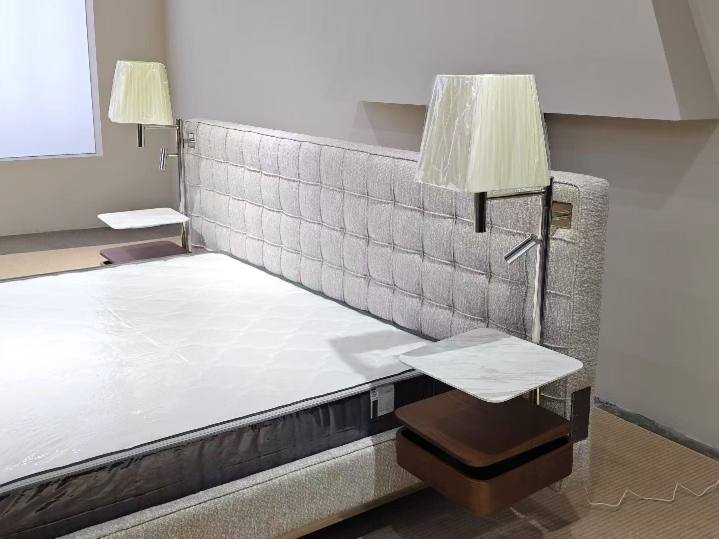 Lit capitonné tête de lit XXL avec chevets suspendus marbre & noyer – Executive Comfort