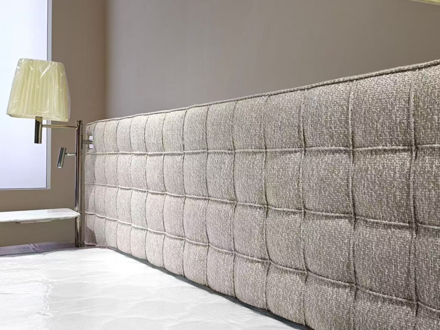 Lit capitonné tête de lit XXL avec chevets suspendus marbre & noyer – Executive Comfort