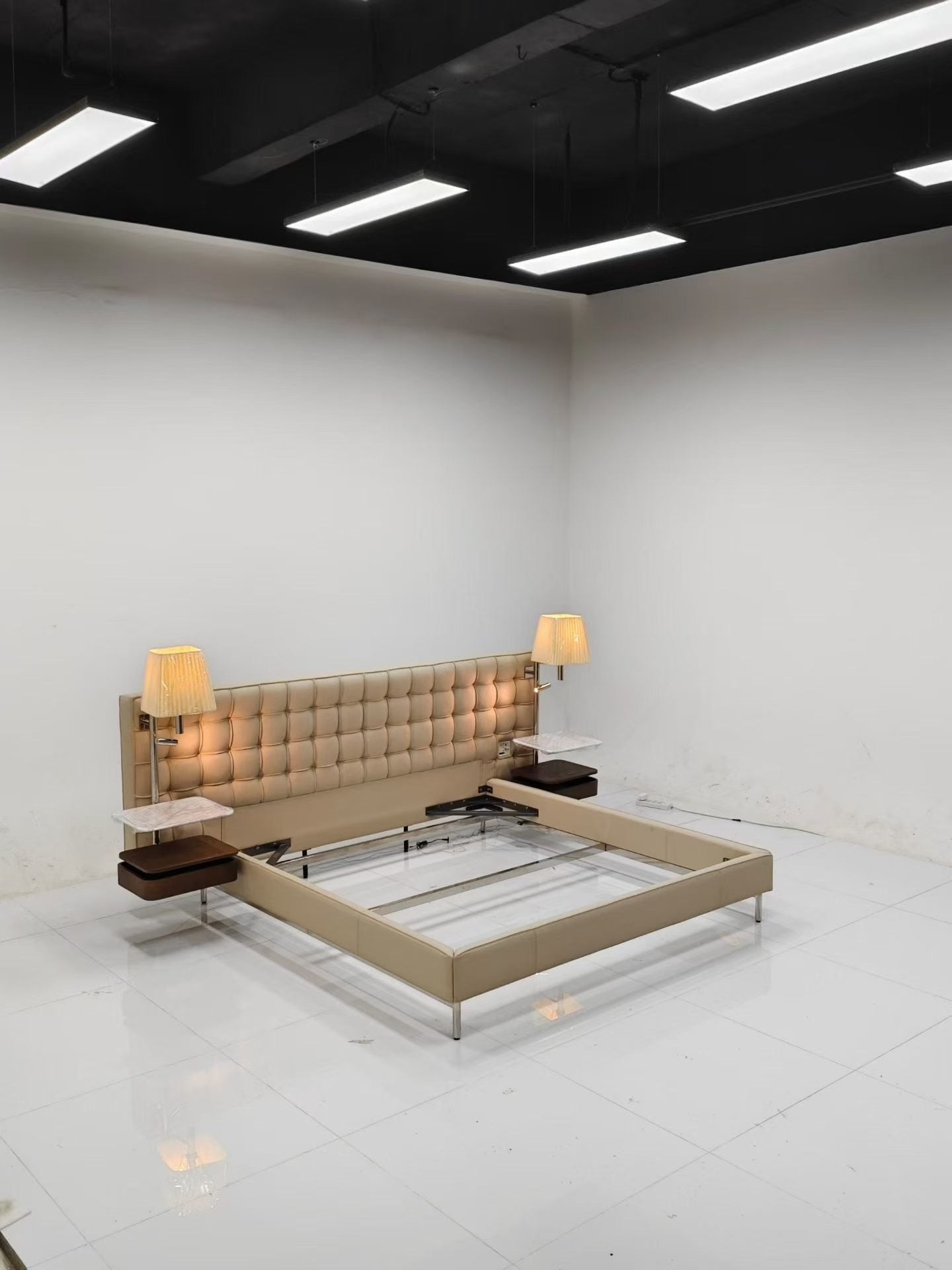 Lit capitonné en cuir beige à tête matelassée XXL – Hotel Signature