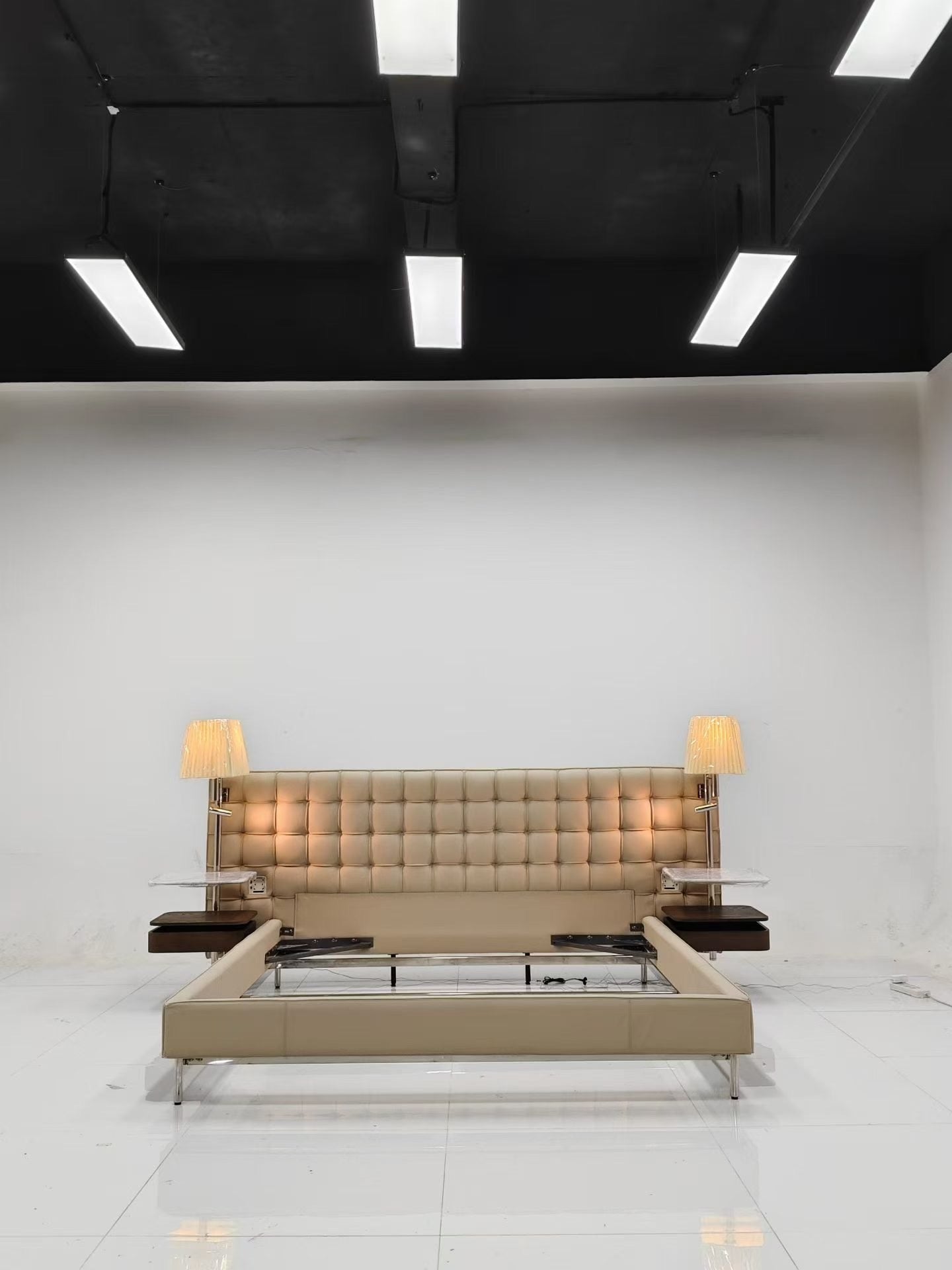 Lit capitonné en cuir beige à tête matelassée XXL – Hotel Signature