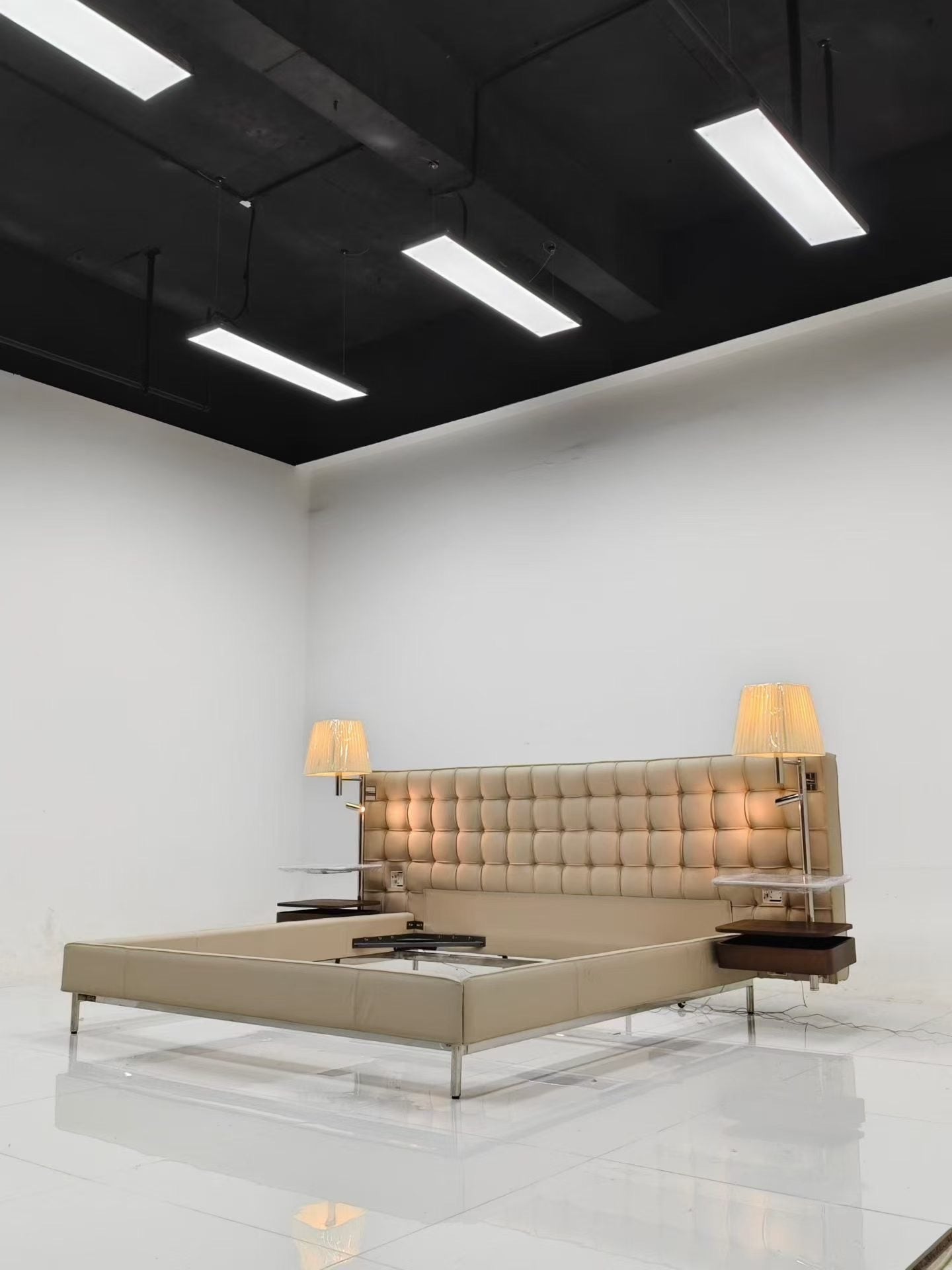 Lit capitonné en cuir beige à tête matelassée XXL – Hotel Signature