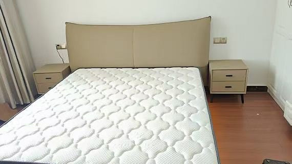 Lit capitonné en simili cuir taupe avec éclairage LED intégré – Essential Comfort