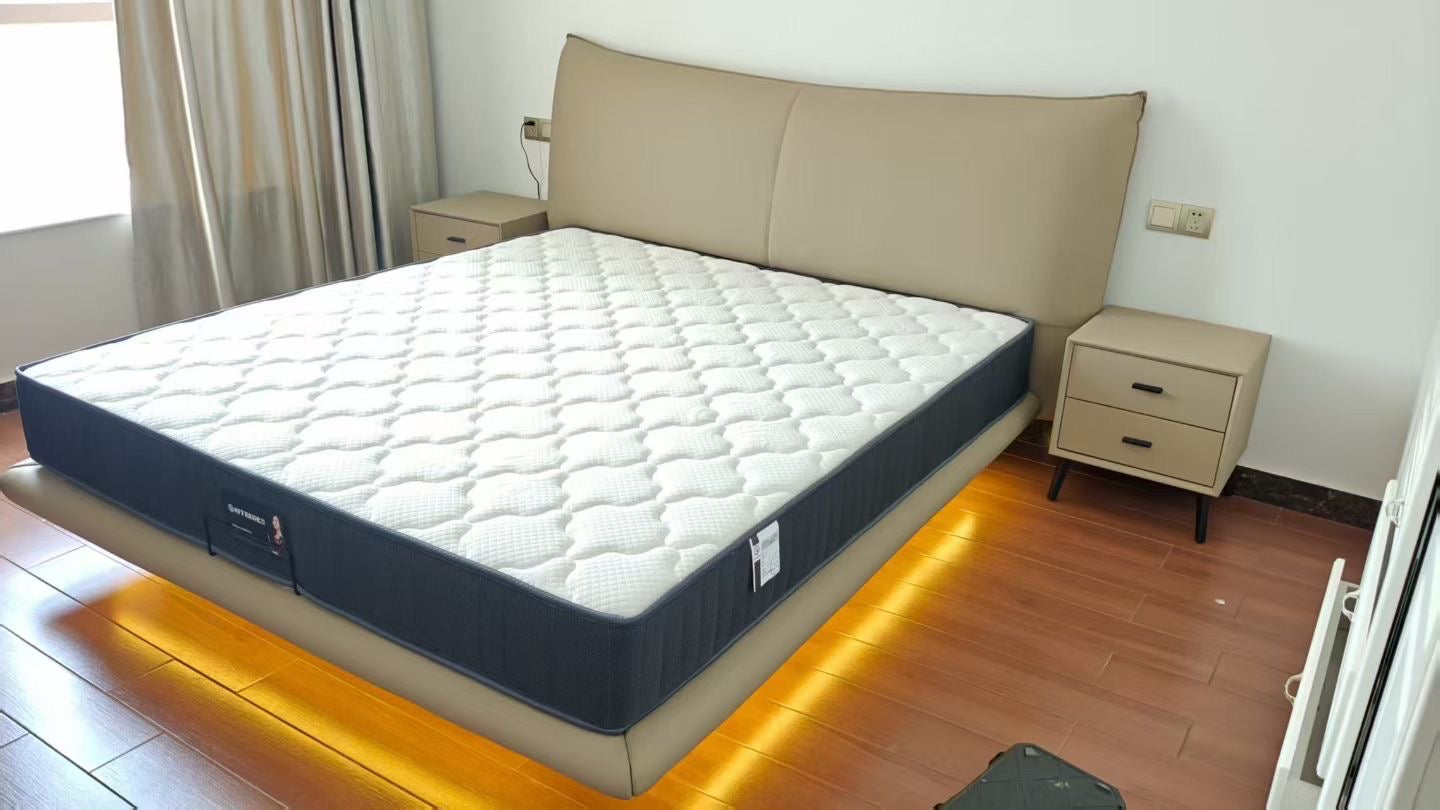Lit capitonné en simili cuir taupe avec éclairage LED intégré – Essential Comfort