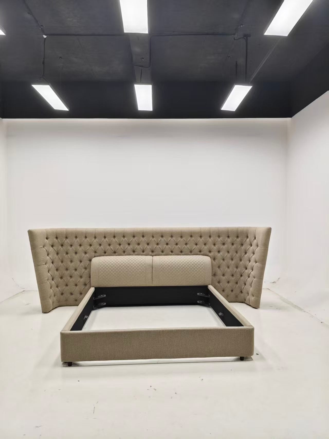 Lit coffre capitonné à ailes enveloppantes en tissu beige – Royal Wing