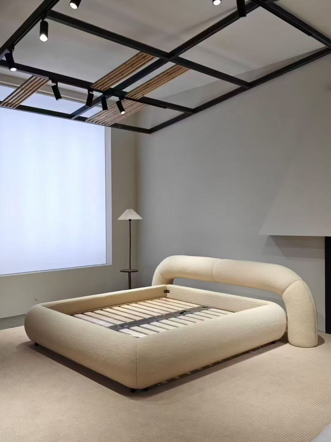 Lit en bouclette écru à arche asymétrique – SOFT LOOP