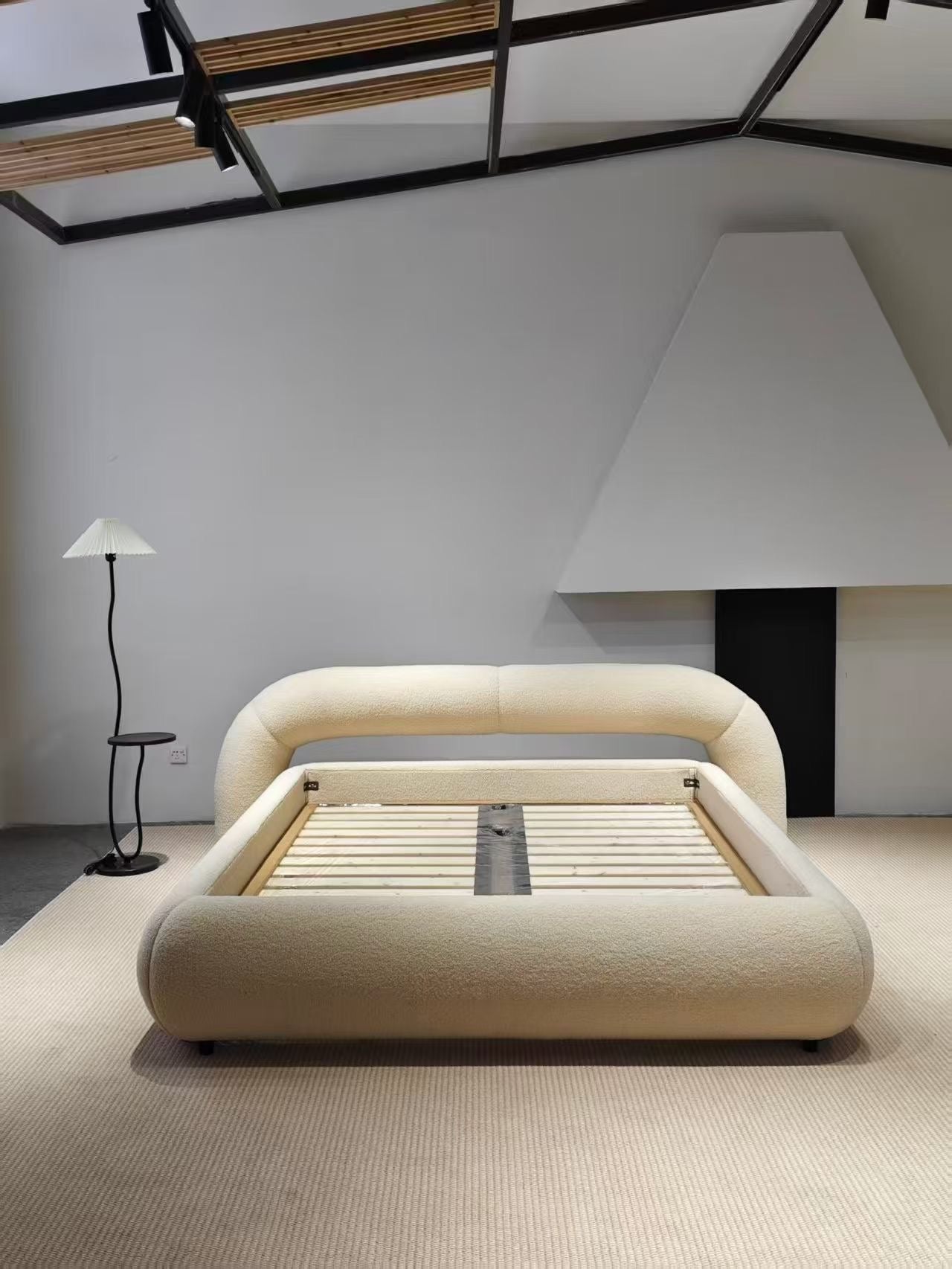 Lit en bouclette écru à arche asymétrique – SOFT LOOP
