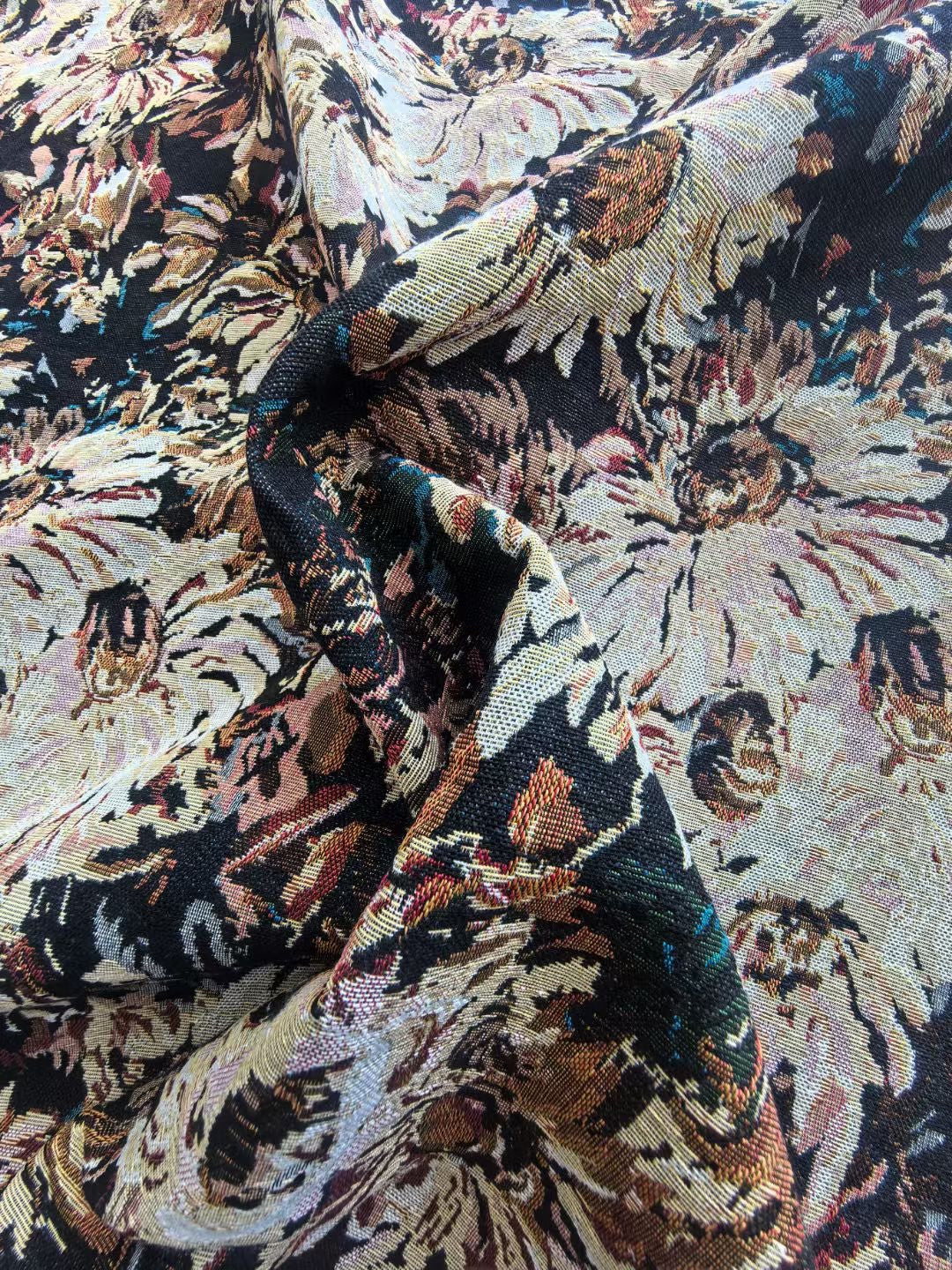 Fauteuil à bascule en bois laqué noir, cuir patiné et coussin jacquard floral