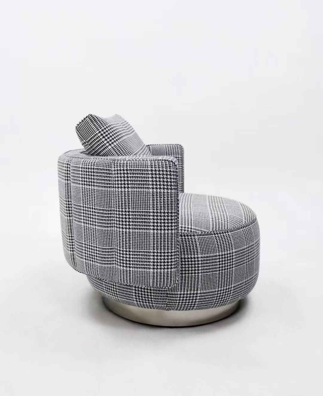 Fauteuil pivotant en tissu pied-de-poule noir et blanc – Swivel Chic