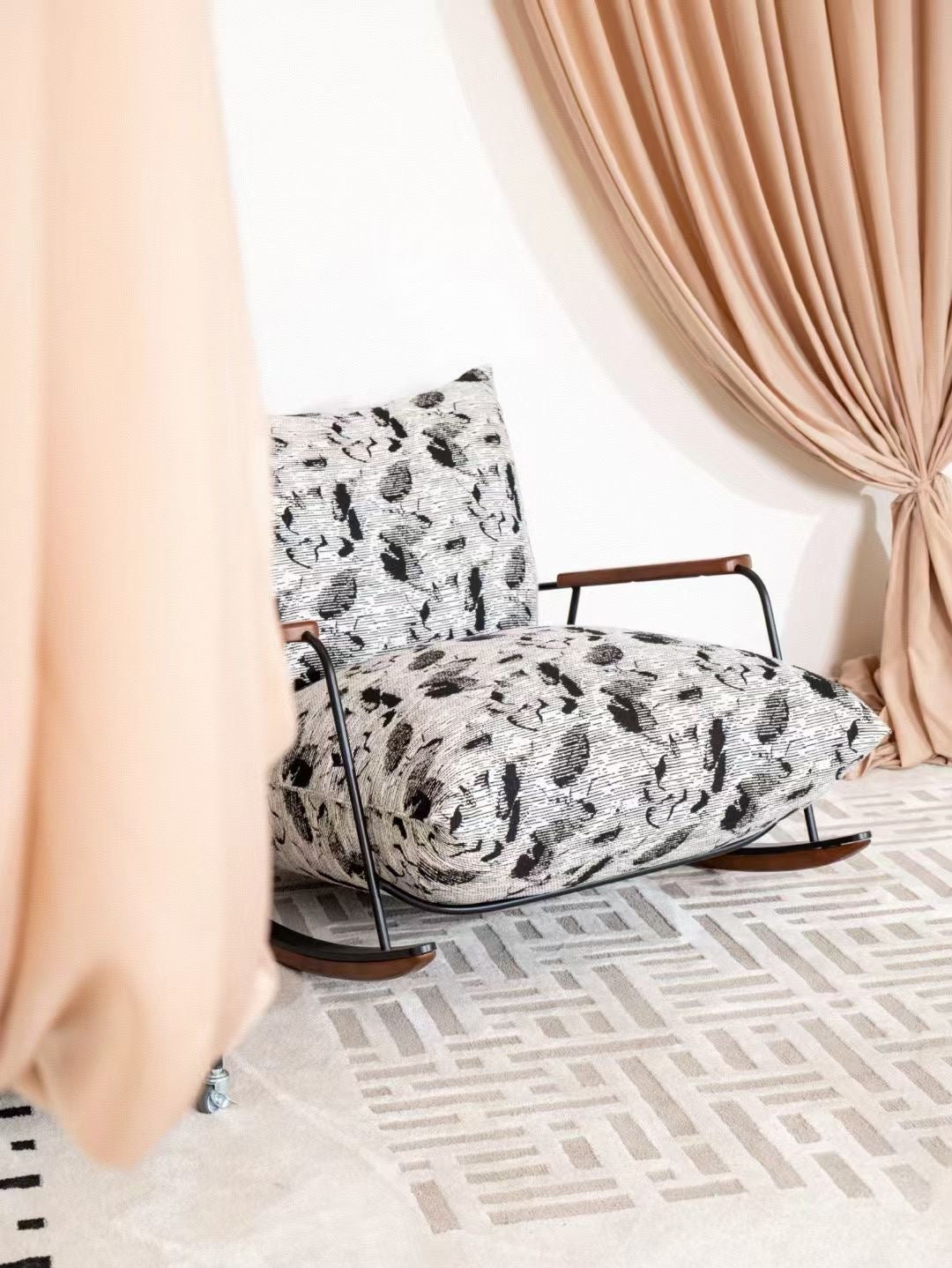 Fauteuil à bascule en tissu jacquard imprimé oiseaux et bois – Rocking Soft