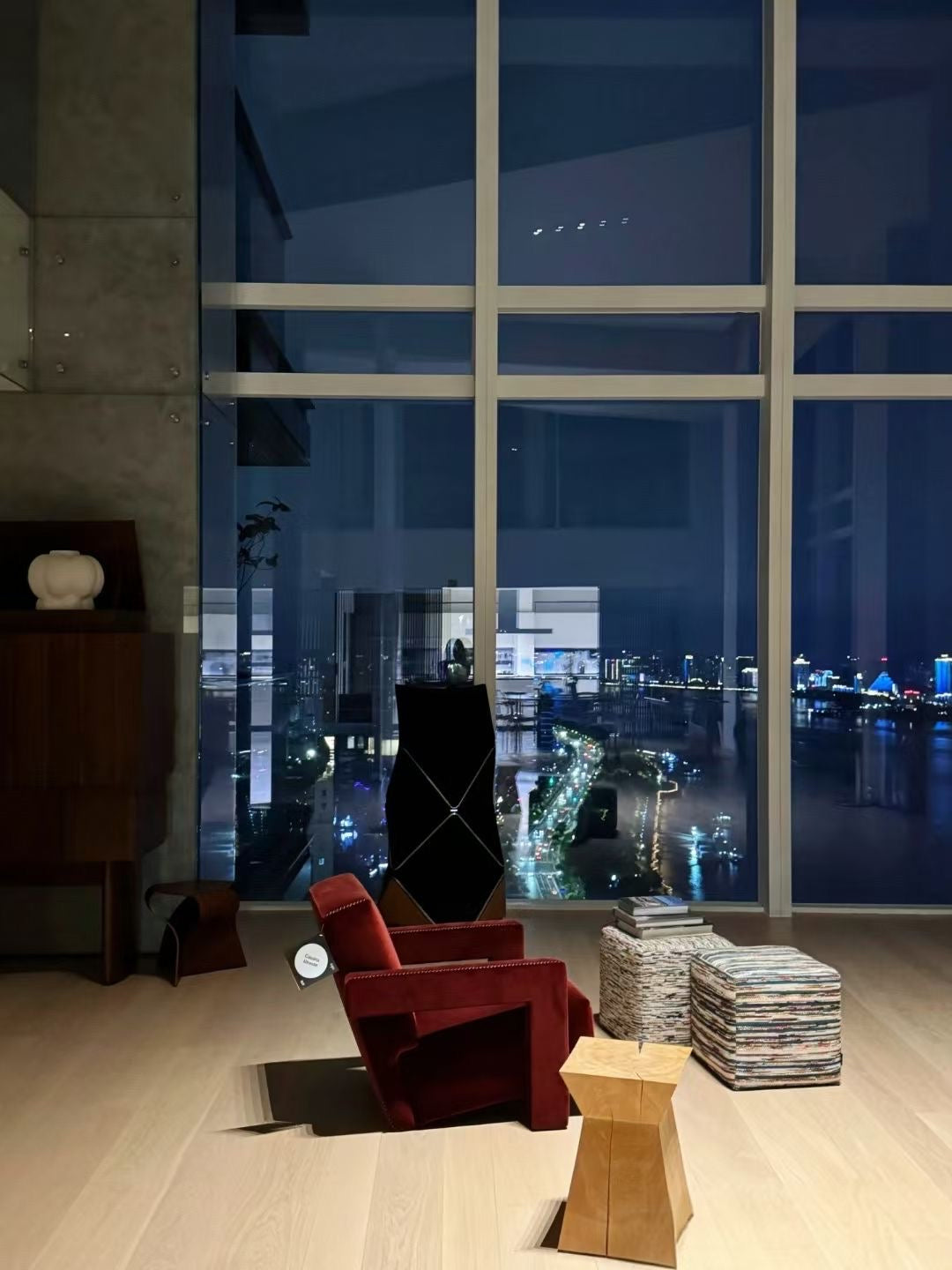 Fauteuil lounge en tissu bouclé chiné à accoudoirs cubiques – Archi