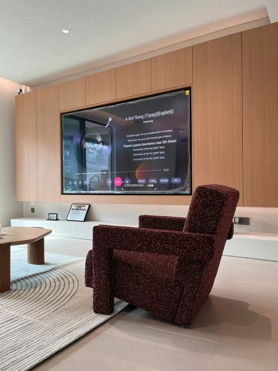 Fauteuil lounge en tissu bouclé chiné à accoudoirs cubiques – Archi