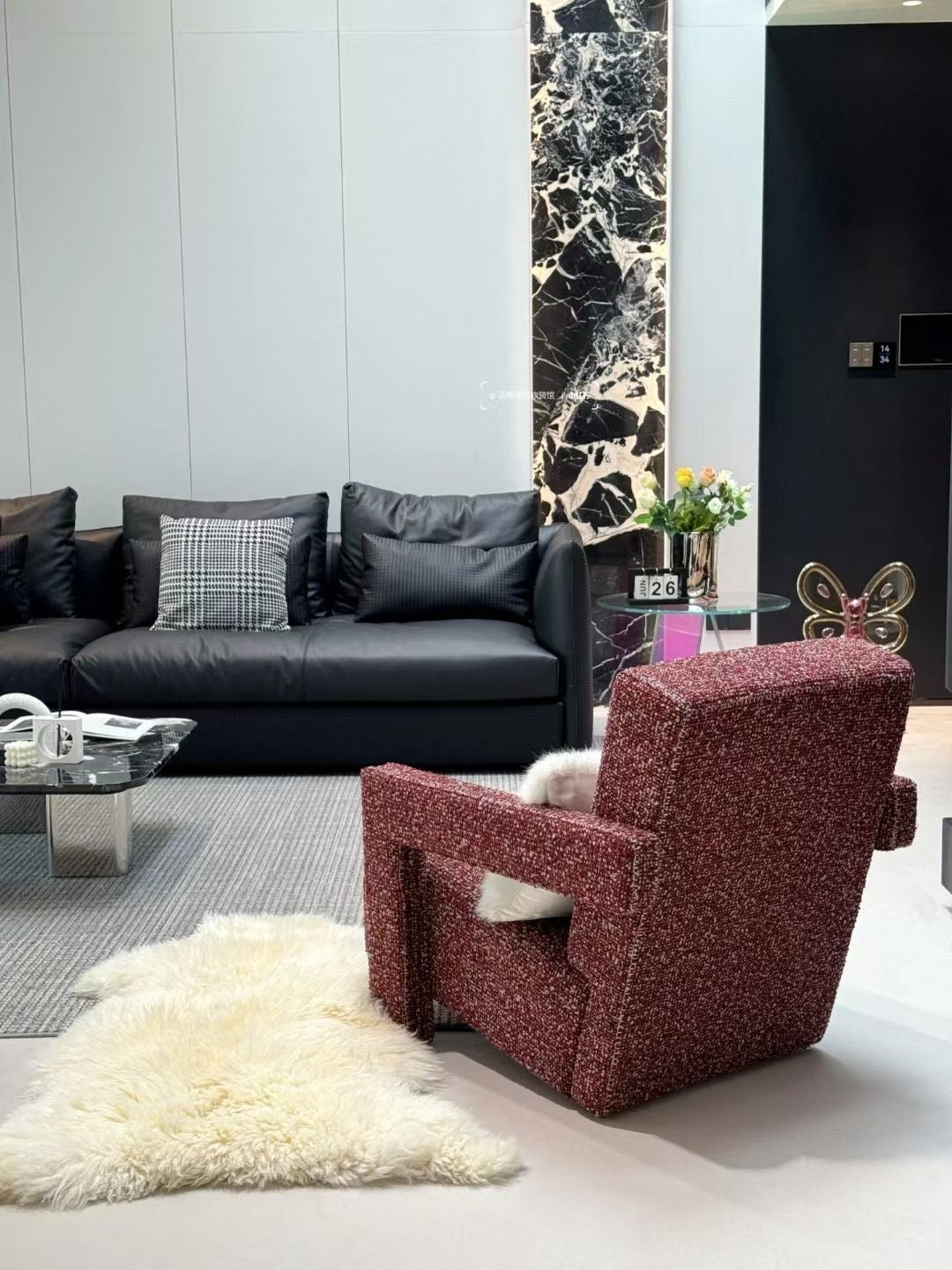 Fauteuil lounge en tissu bouclé chiné à accoudoirs cubiques – Archi