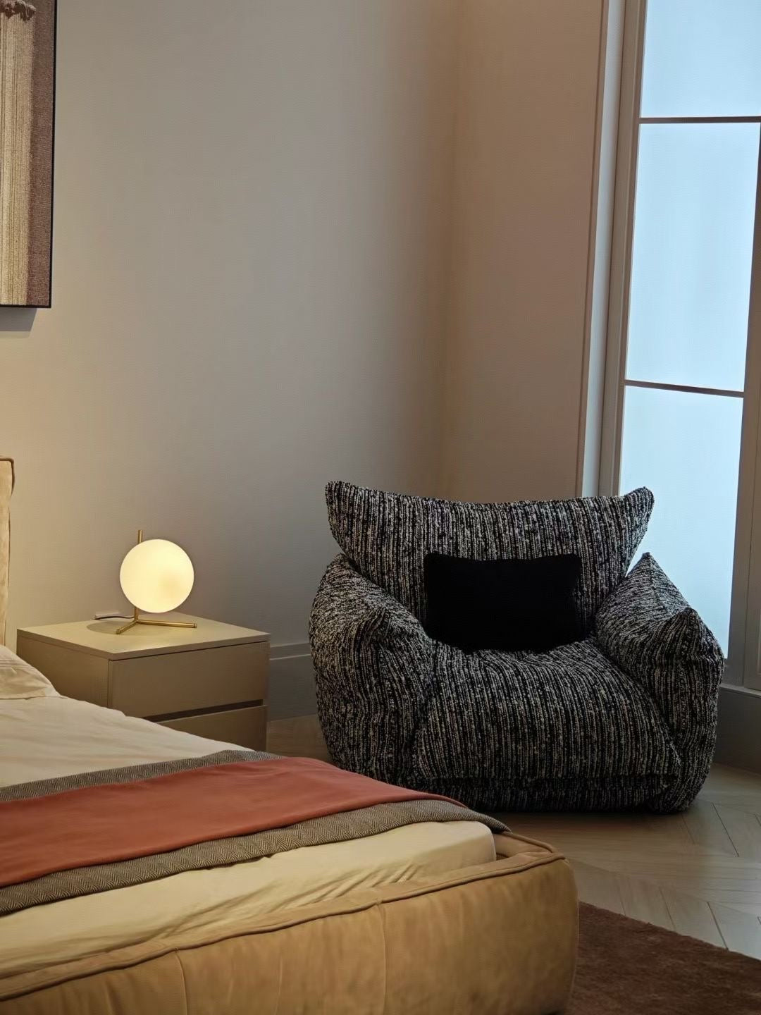 Fauteuil lounge cocon en chenille chinée noir et écru – Soft Nest